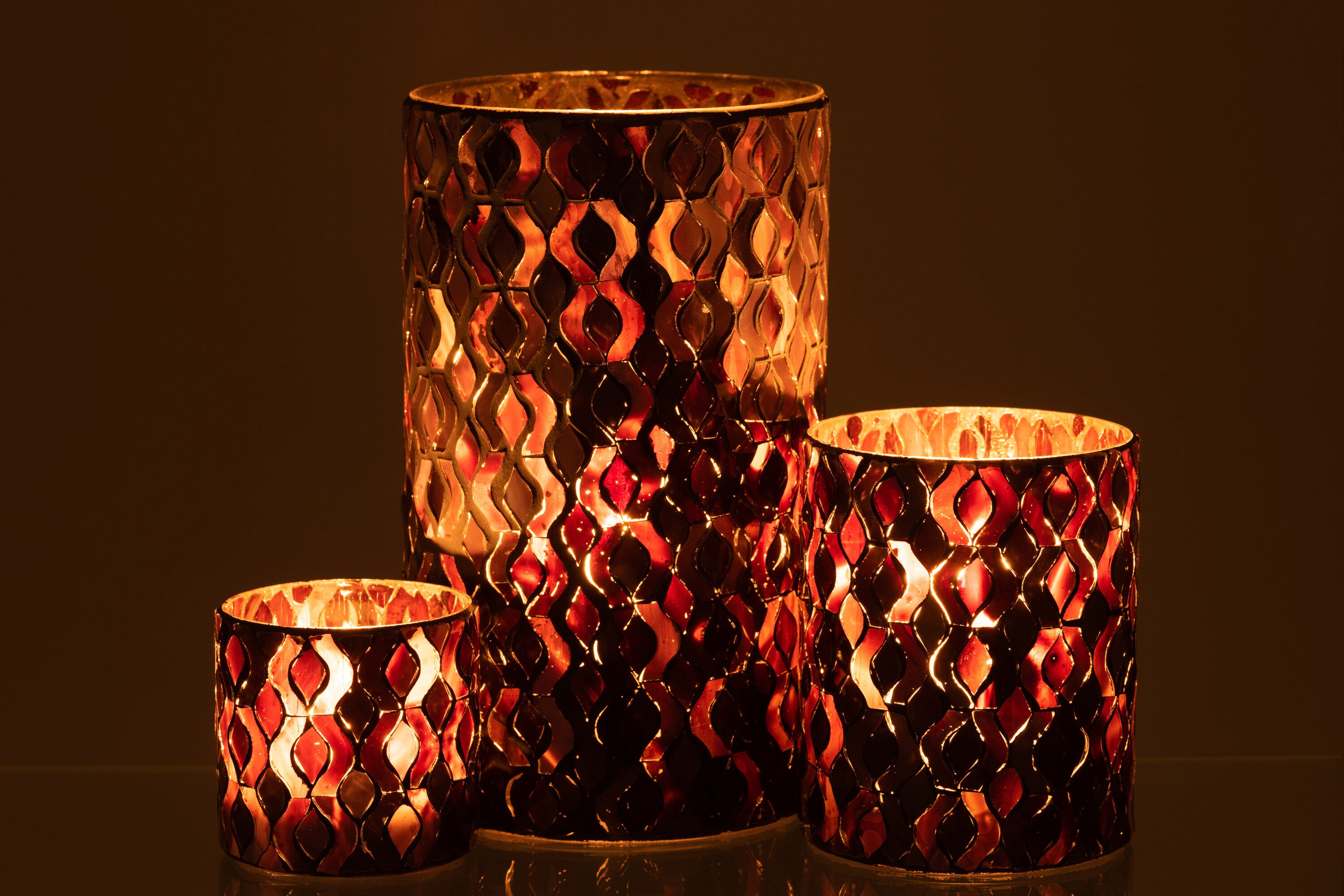 Patroon van glas met donkerroze grote orkaan.