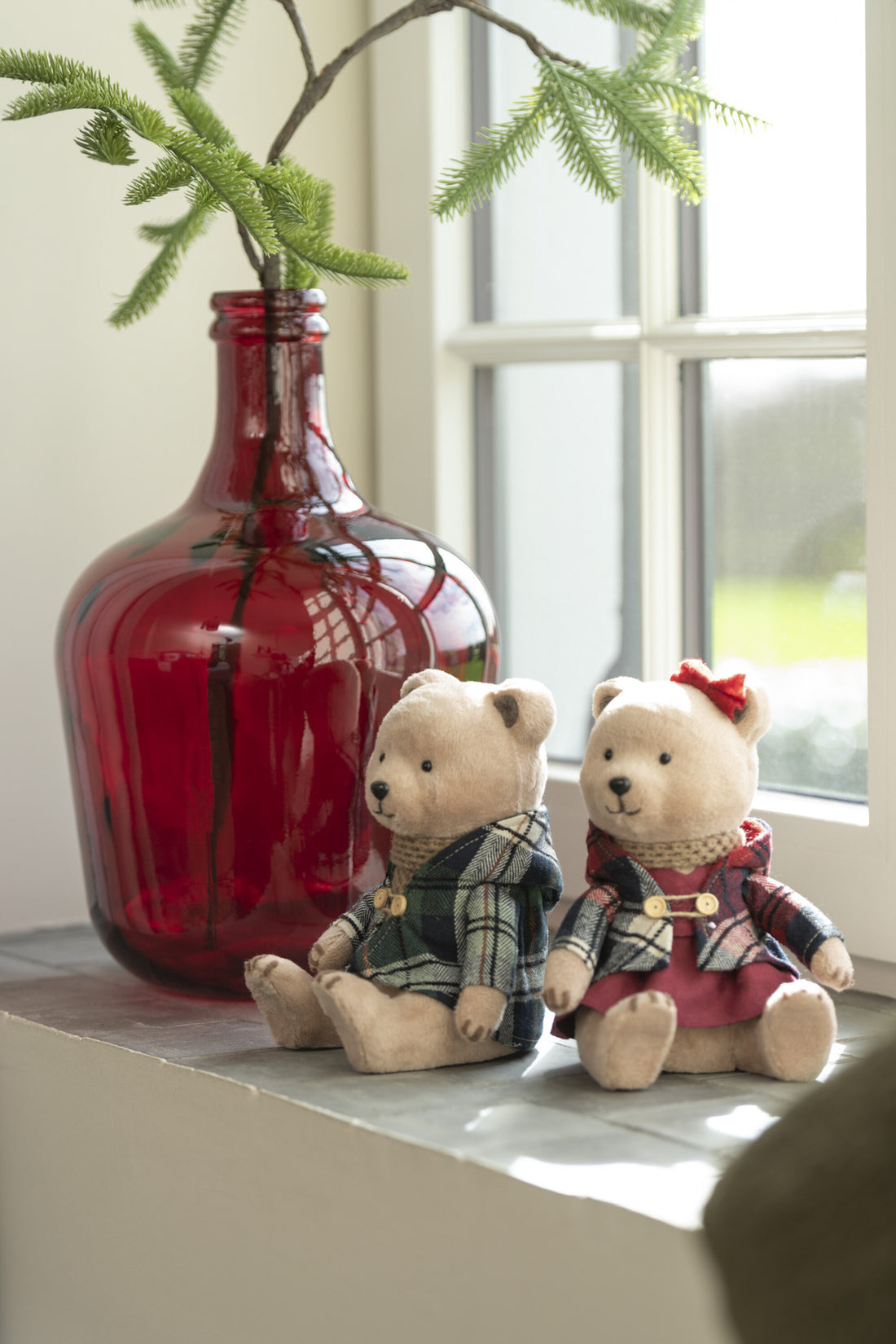 Beer zittende jongen/meisje textiel grijs/rood assortiment van 2