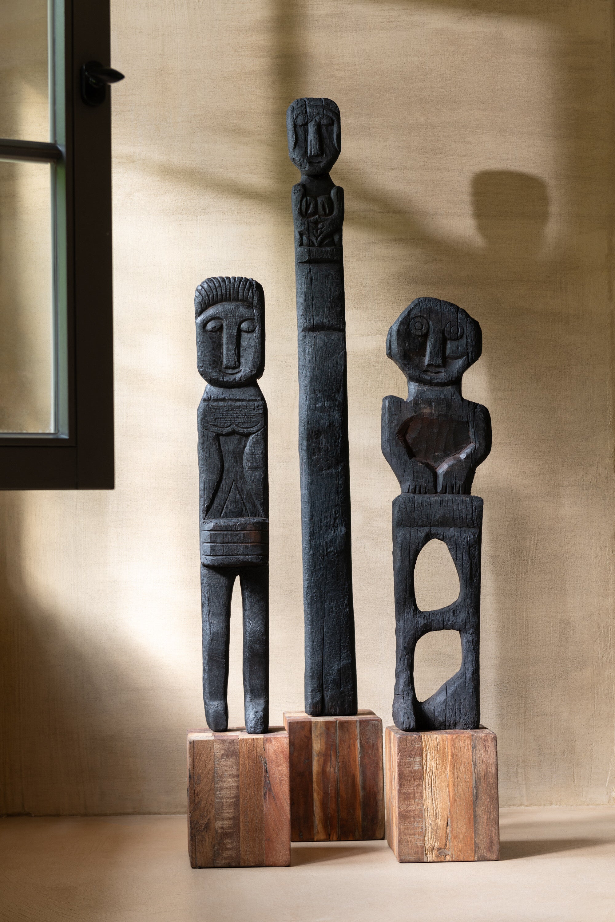 J-Line Statue Mara Gerecycleerd Hout Zwart/Naturel