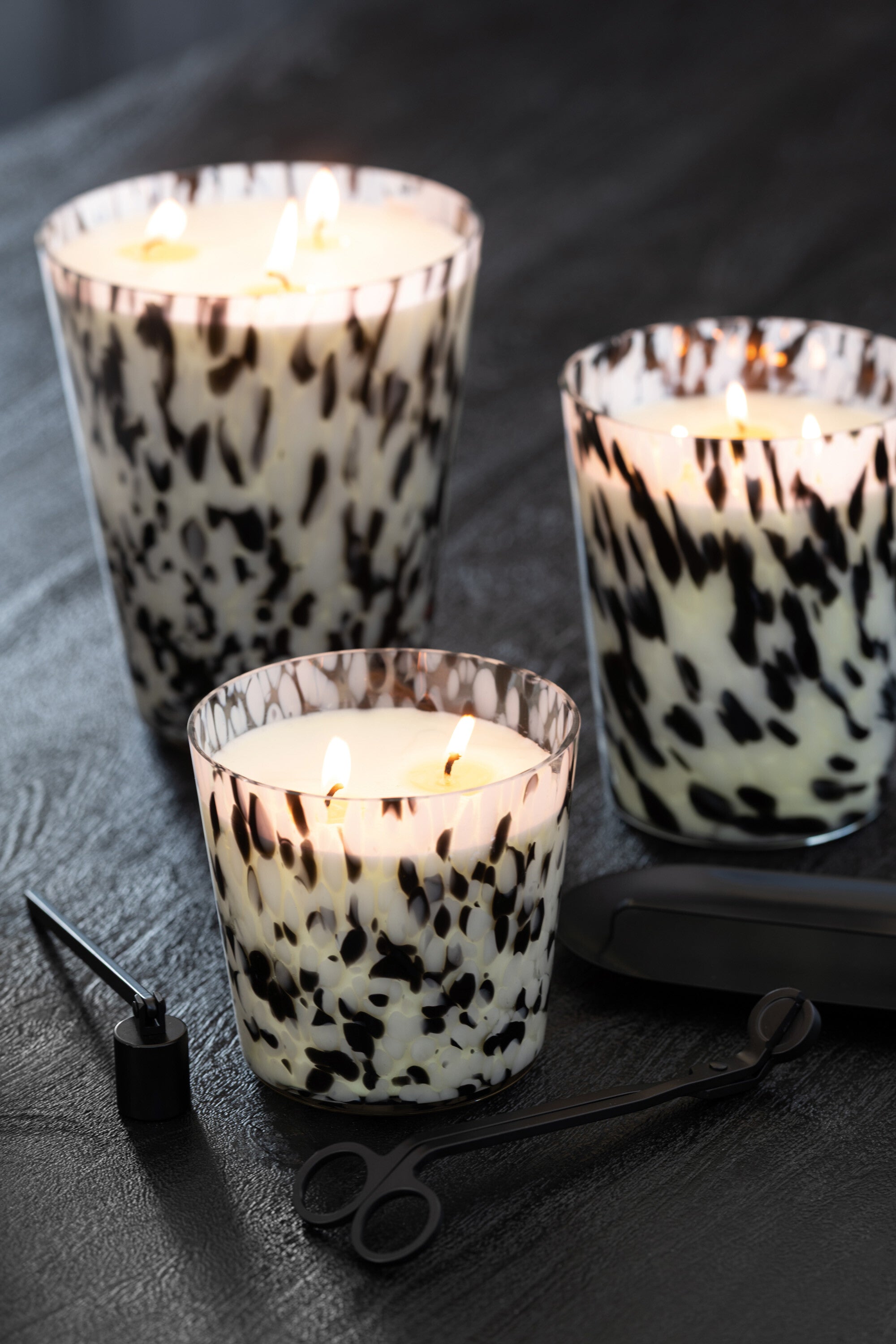 Geurkaars Noa Zwart/Wit Medium-68 Uur