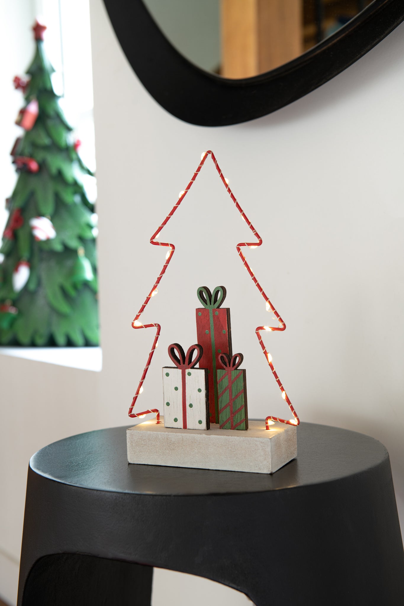 J-Line Christmas Tree+Gifts Led White/Red/Green Small
