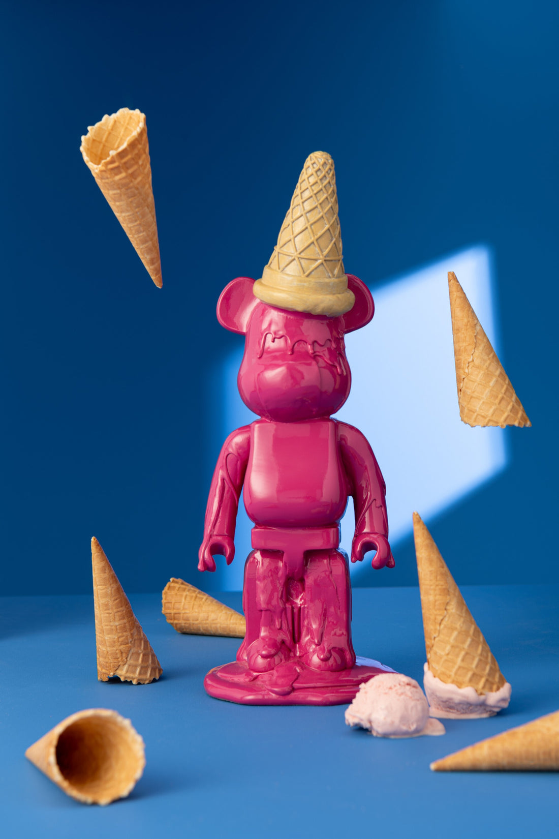 IJsbeer hoorntje van hars in fuchsia