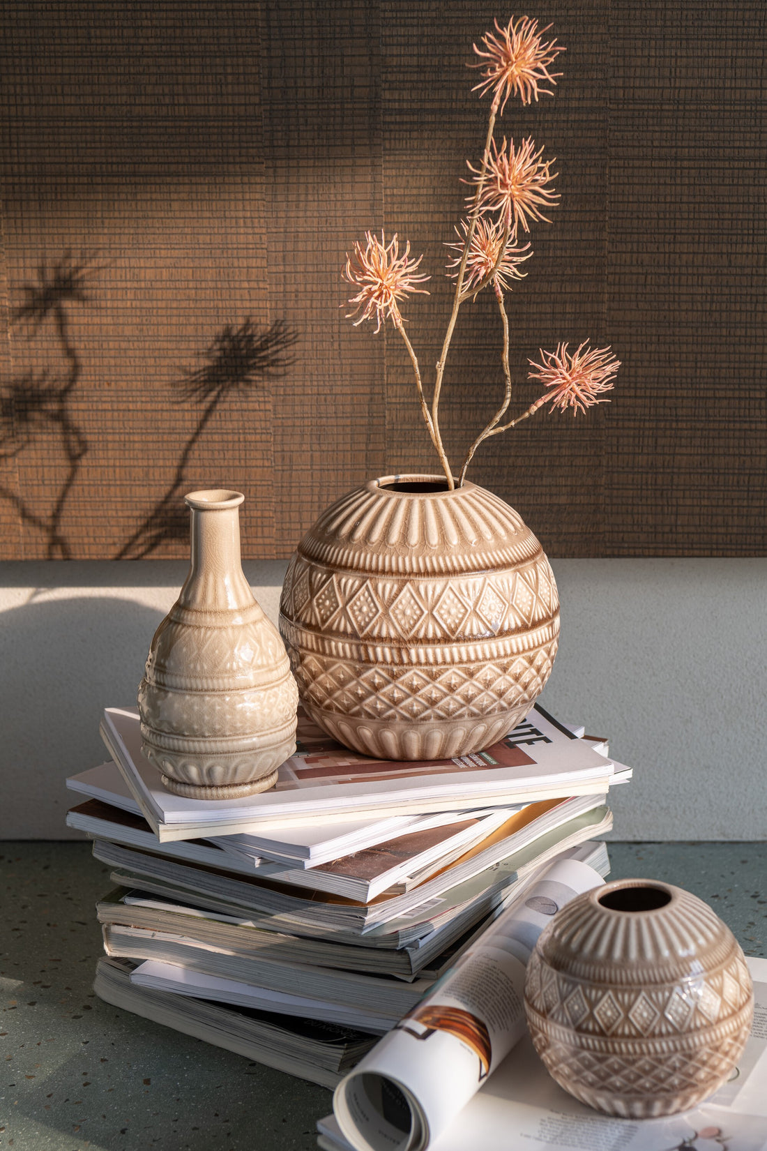 Vaas van bewerkt porselein beige