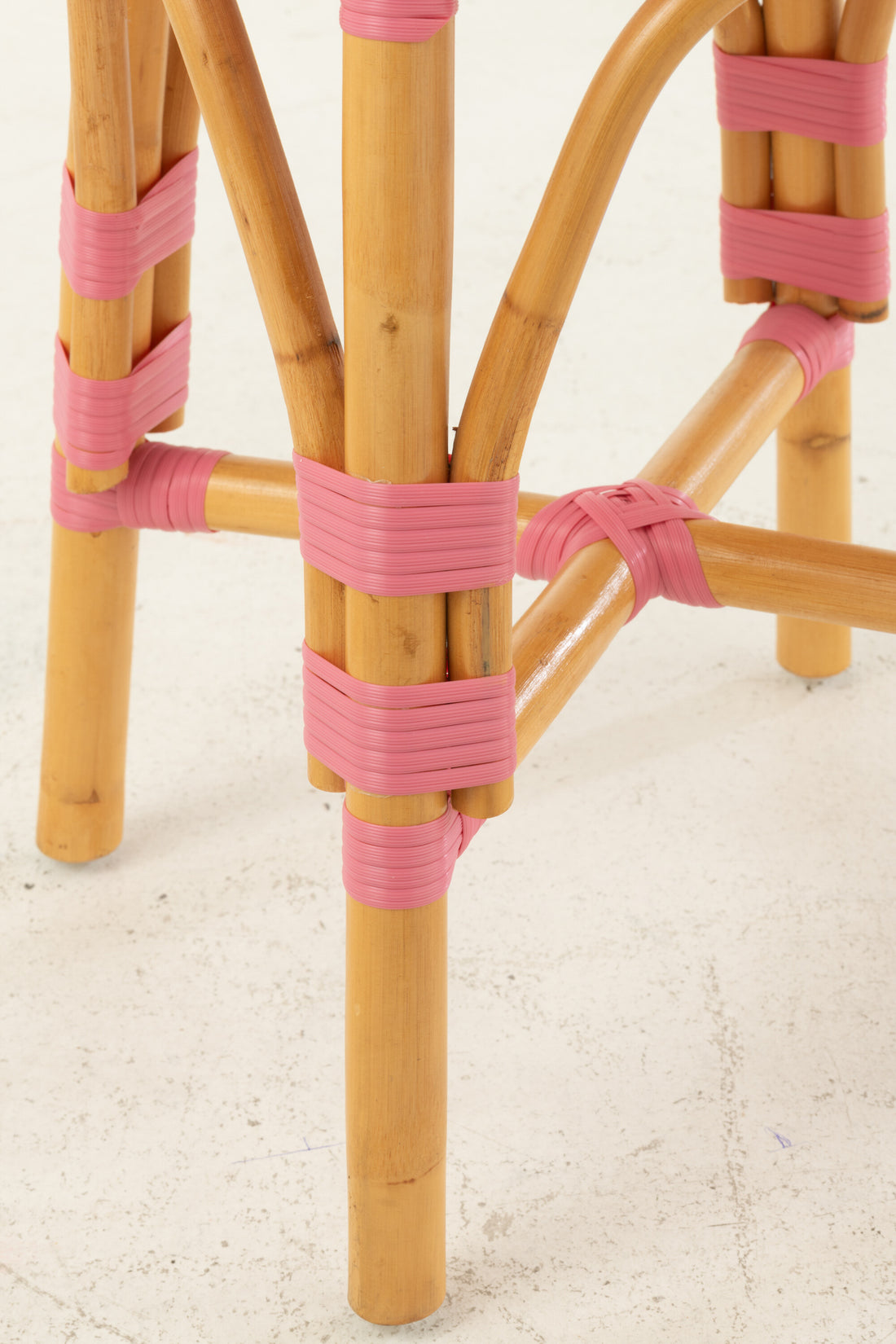 Kruk Rotan Roze/Wit Klein