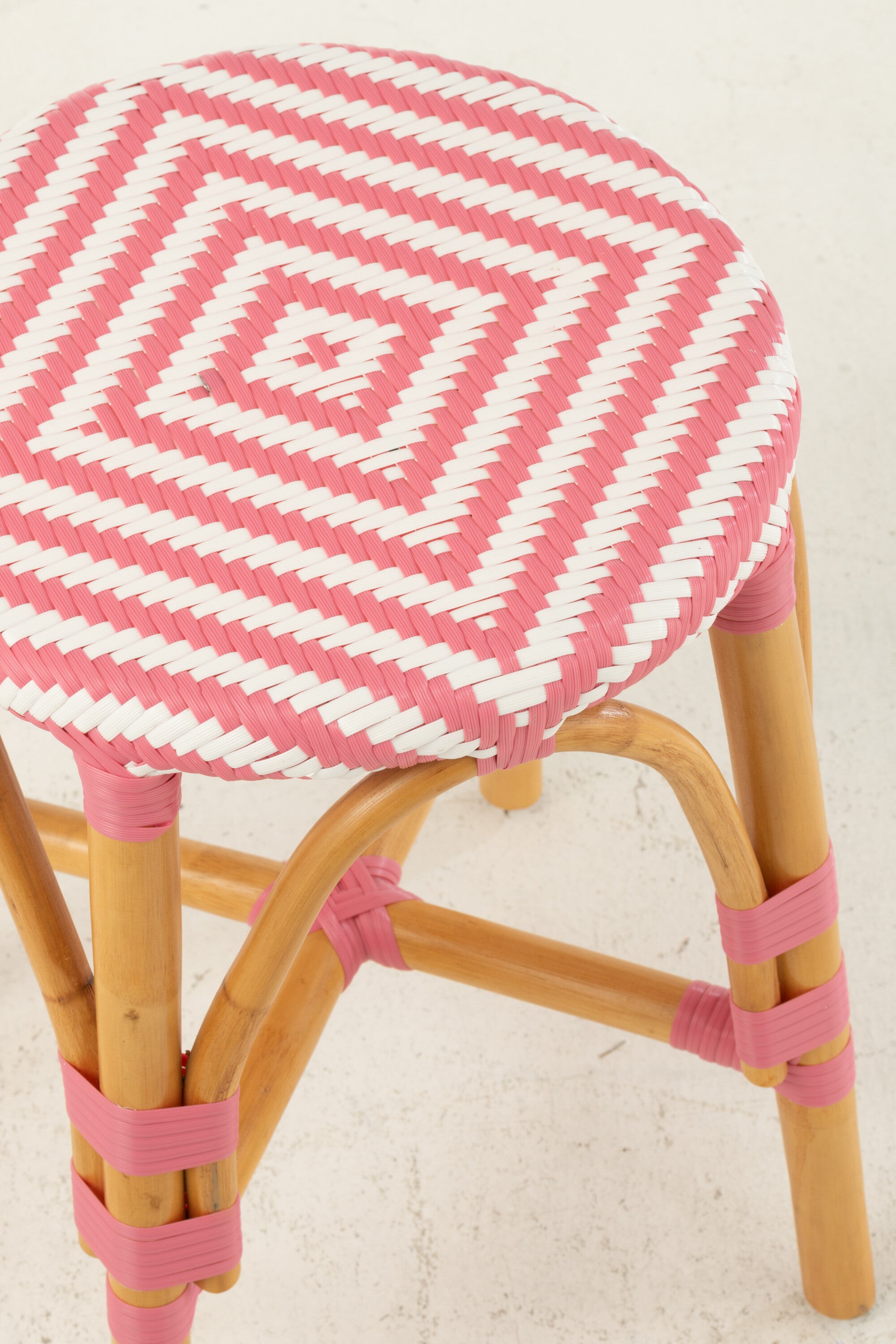 Kruk Rotan Roze/Wit Klein