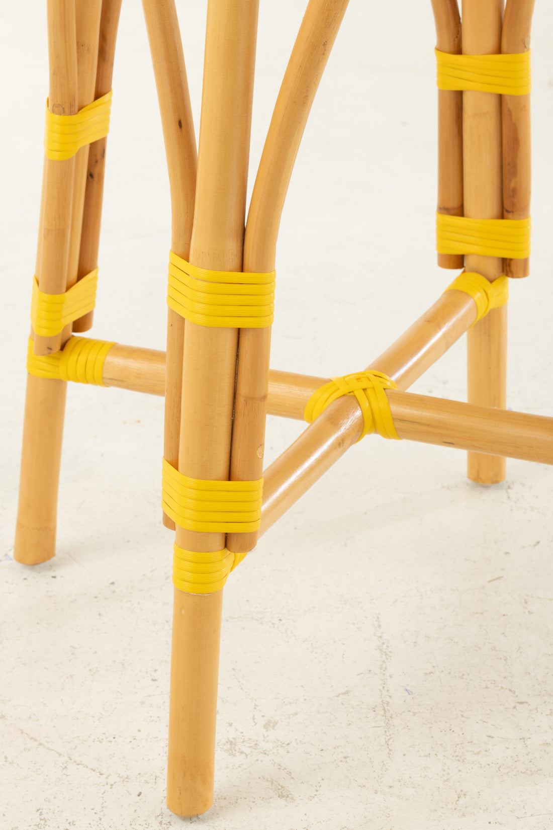 Kruk Rotan Geel/Wit Groot