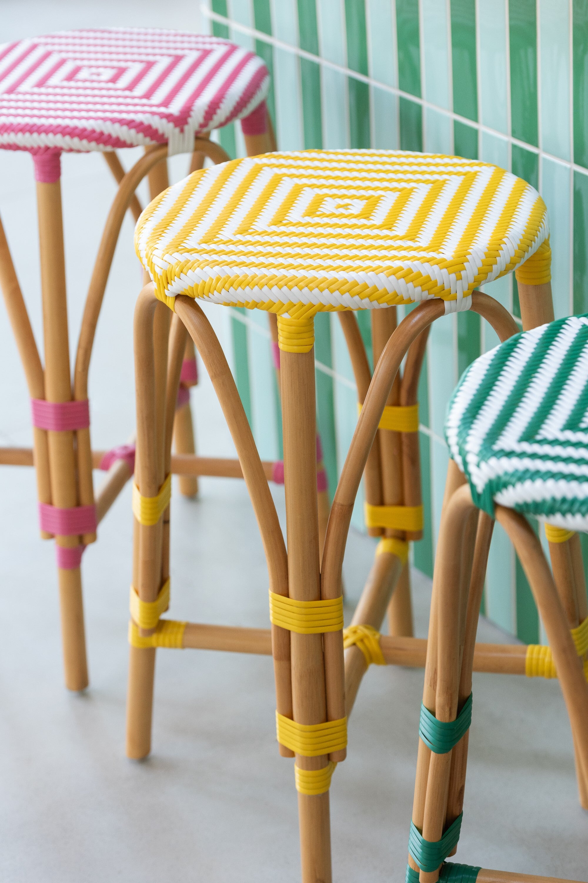 Kruk Rotan Geel/Wit Groot