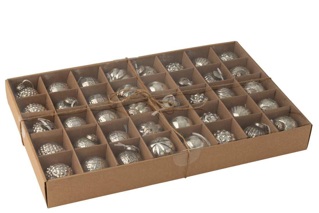 Doos van 40 kerstballen 8 patronen glas zilverkleurig
