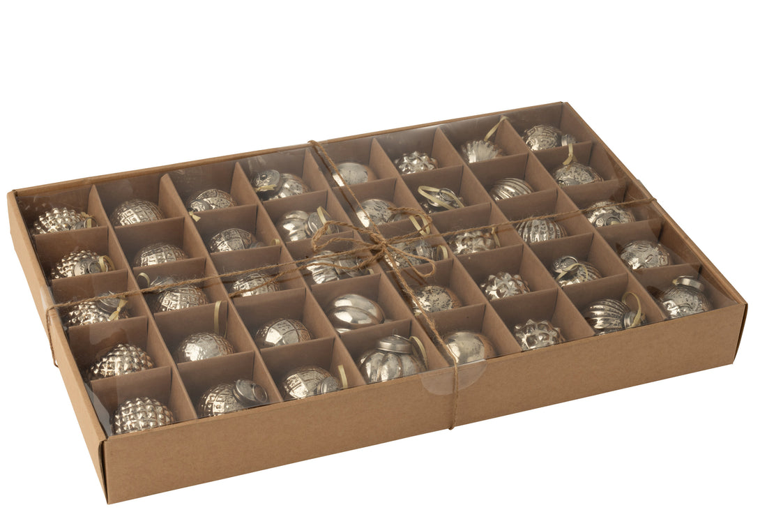 Doos van 40 kerstballen 8 patronen glas goudkleurig