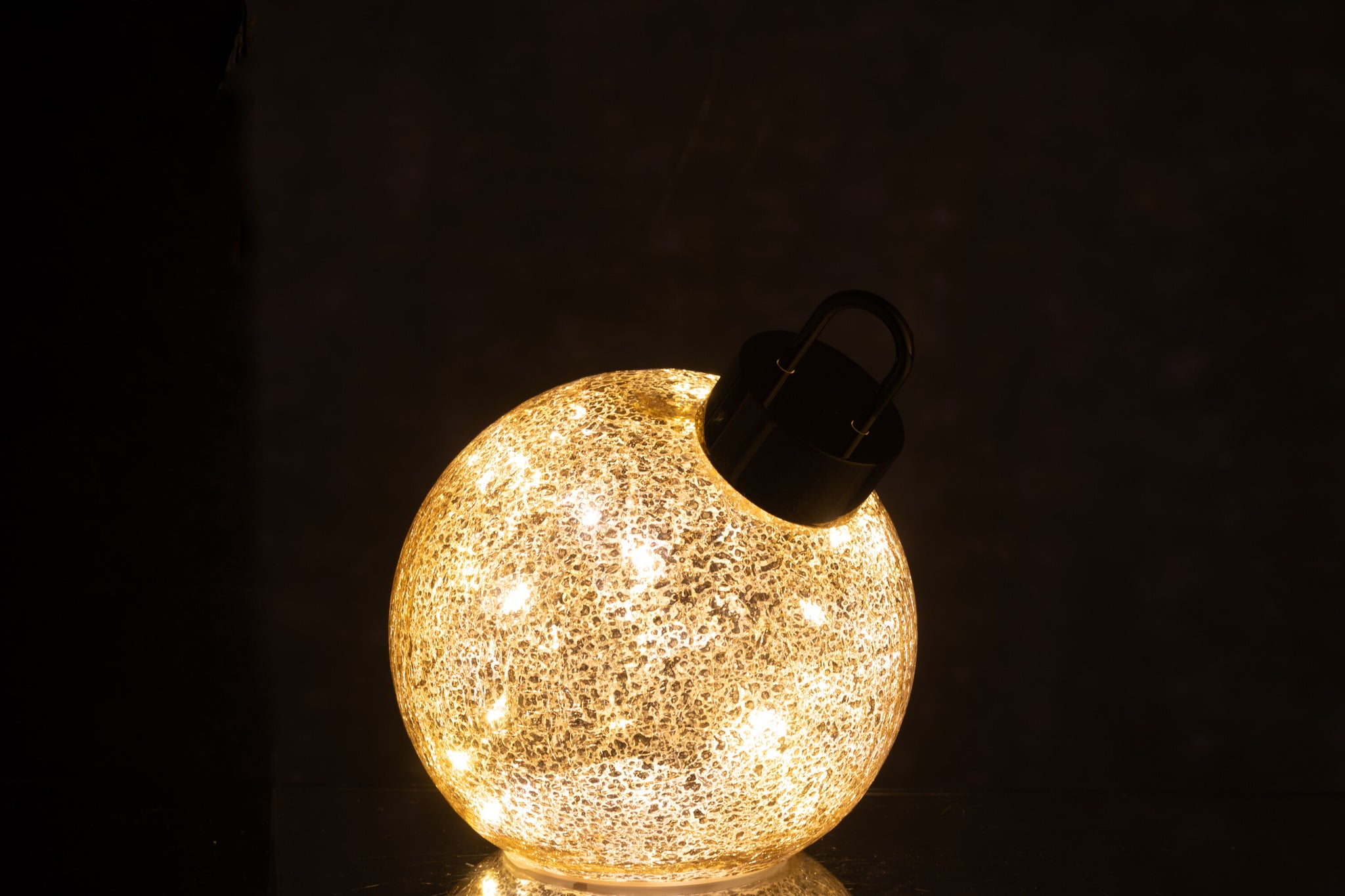 Kerstbal met LED-verlichting van glas in goudkleurig klein formaat.