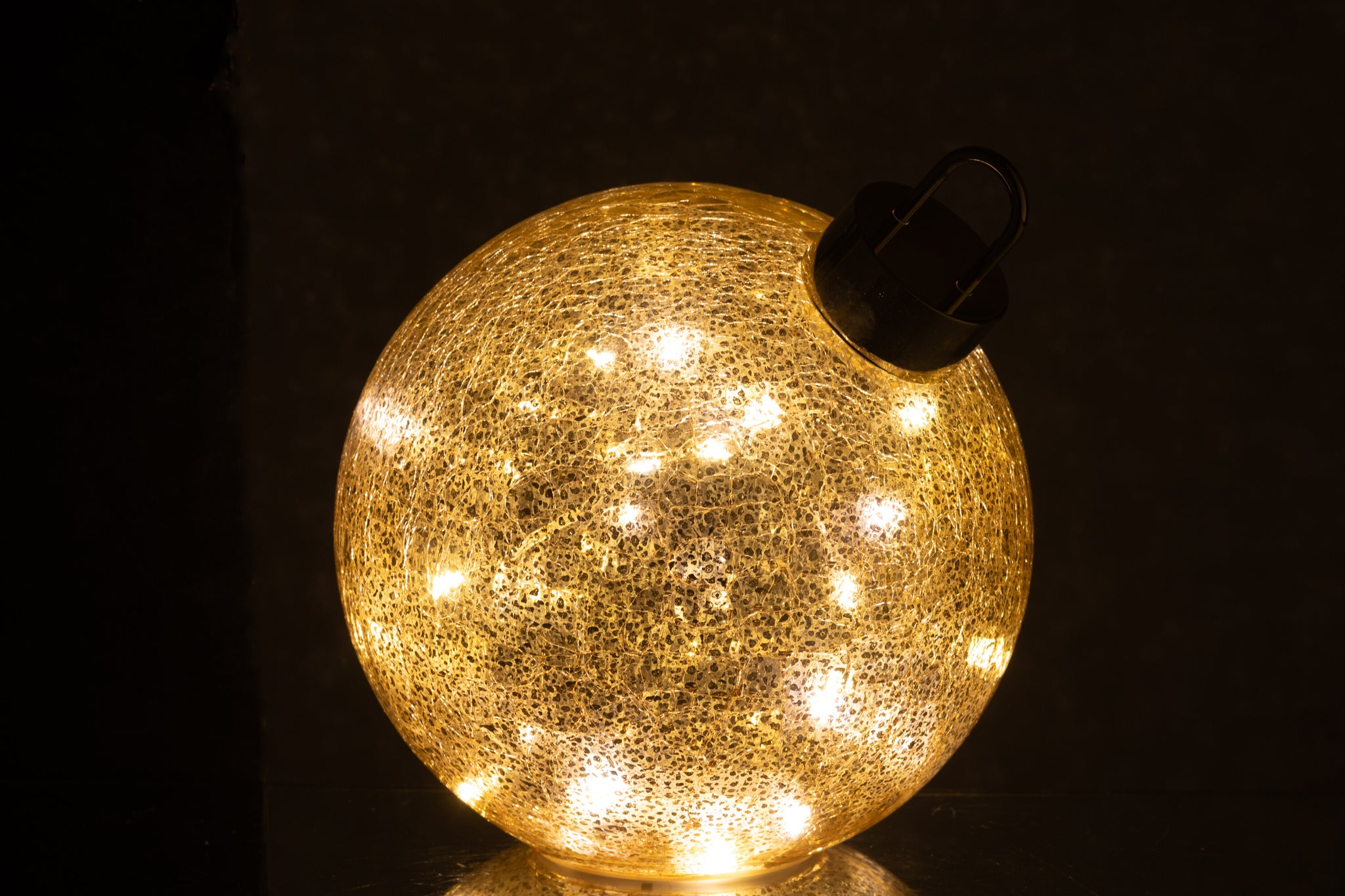 Kerstbal met LED-verlichting van glas in goudkleurig medium.