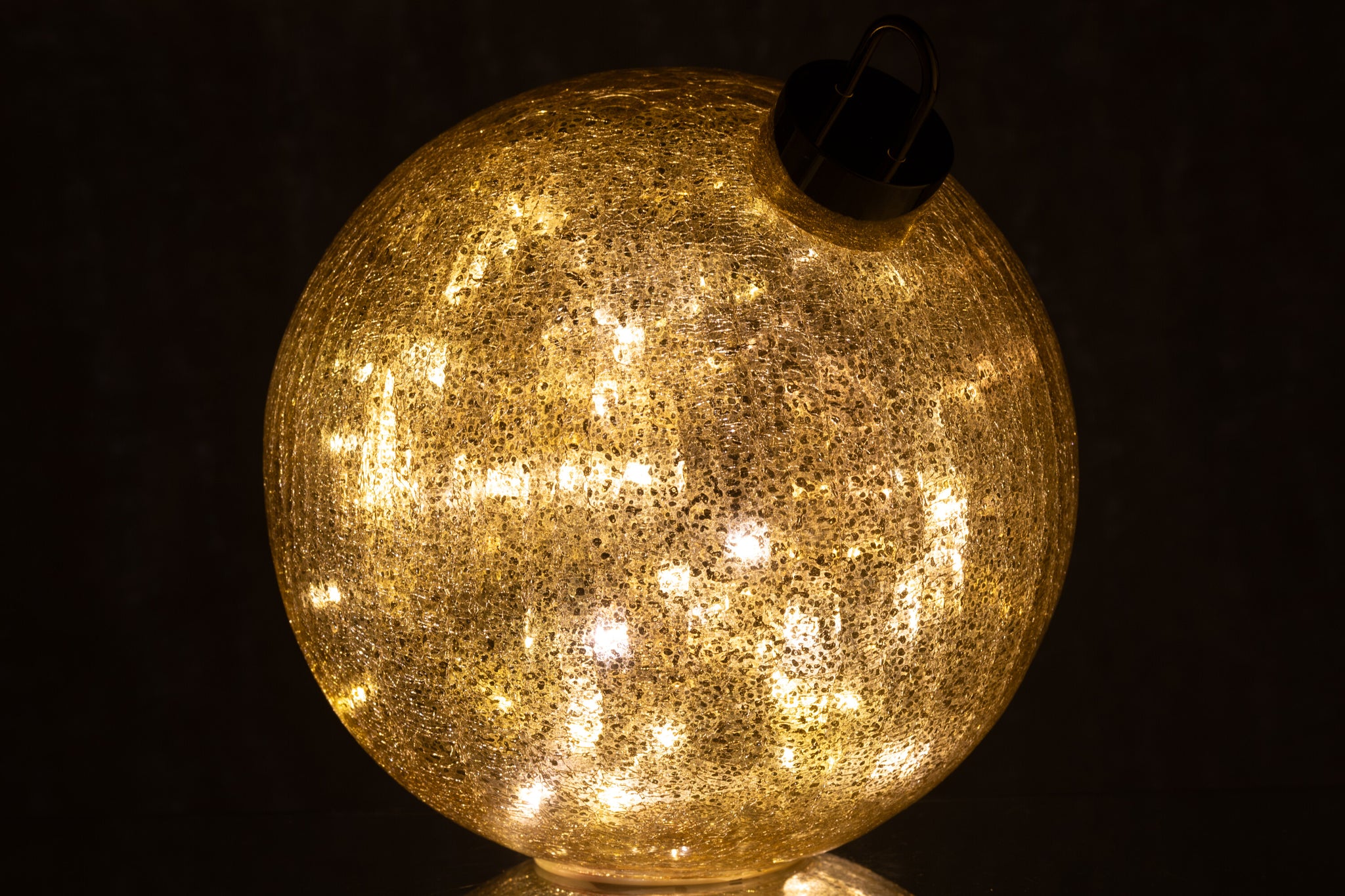 Kerstbal met LED-verlichting van glas in goudkleurig groot.