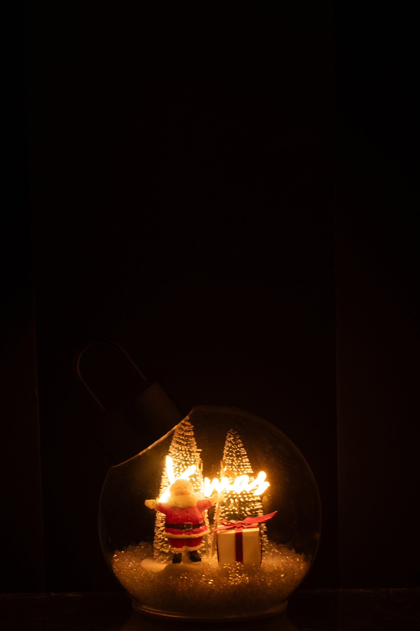 Kerstbal met LED Santa glas wit/rood klein