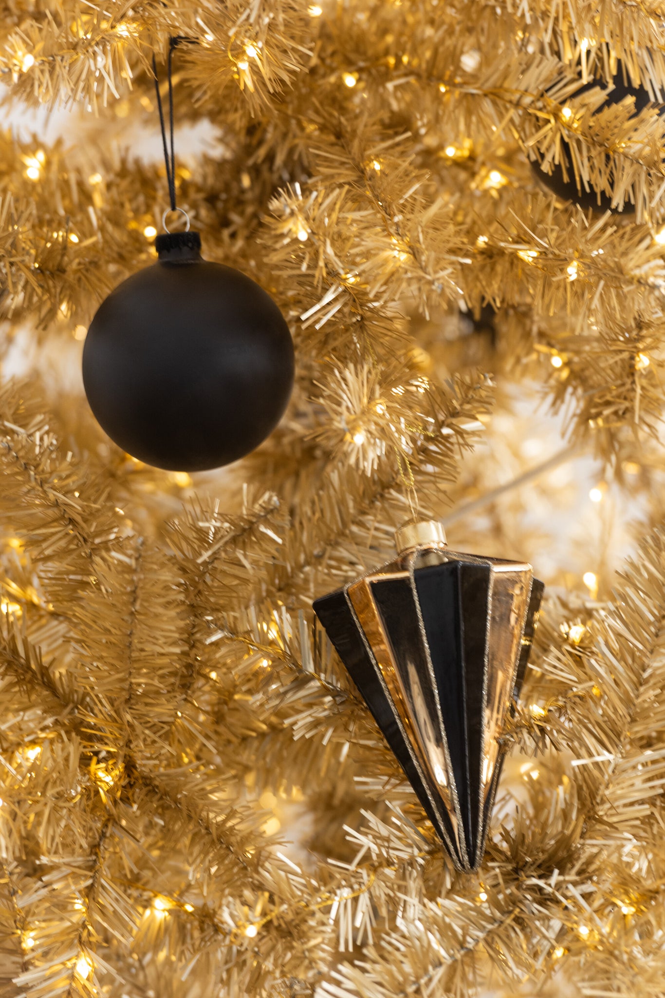 Doos van 4 kerstbal diamant gestreept glas goudkleurig/zwart