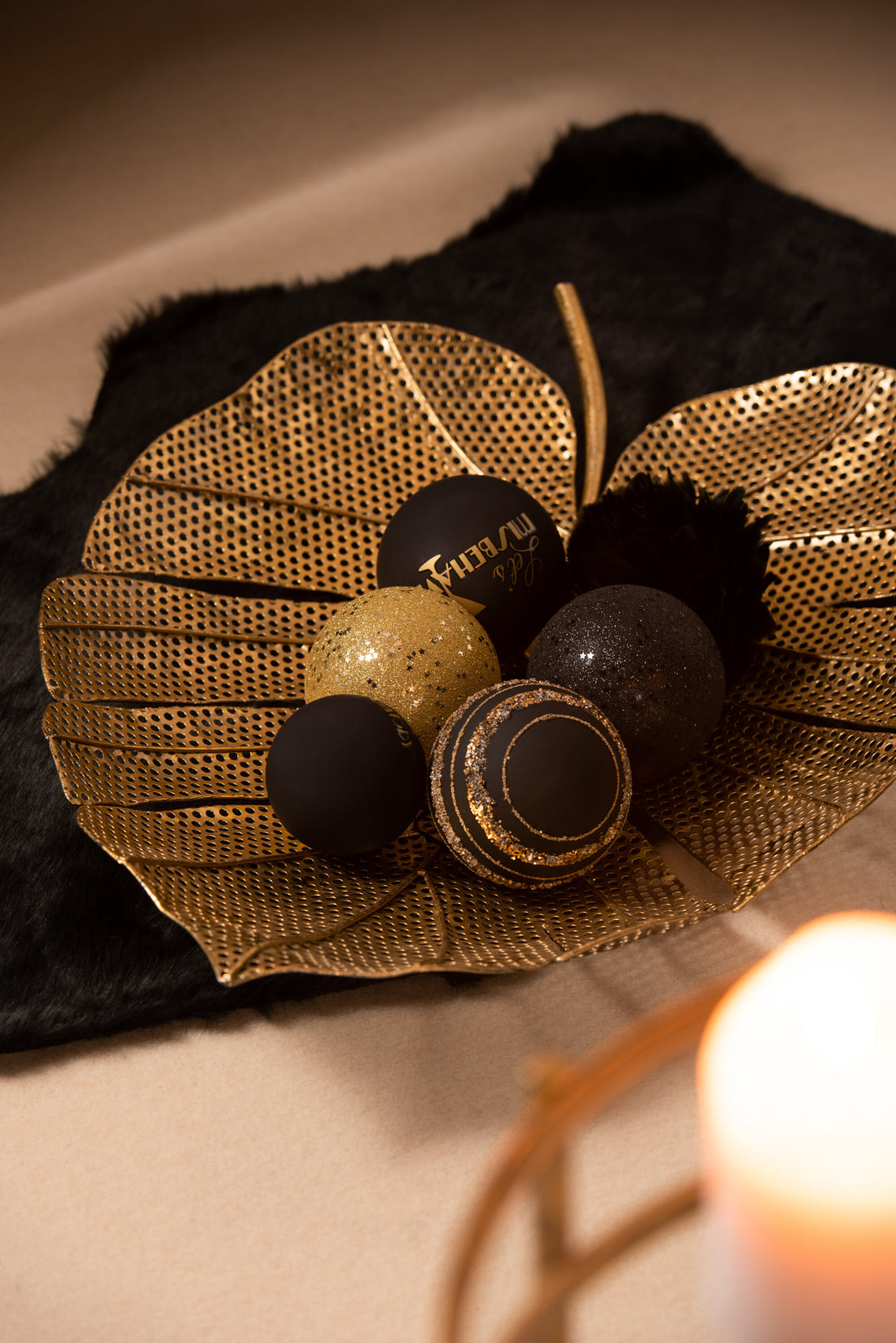 J-Line Box Of 4 Christmas Baubles Sequins Glass Matt Black/Gold Medium