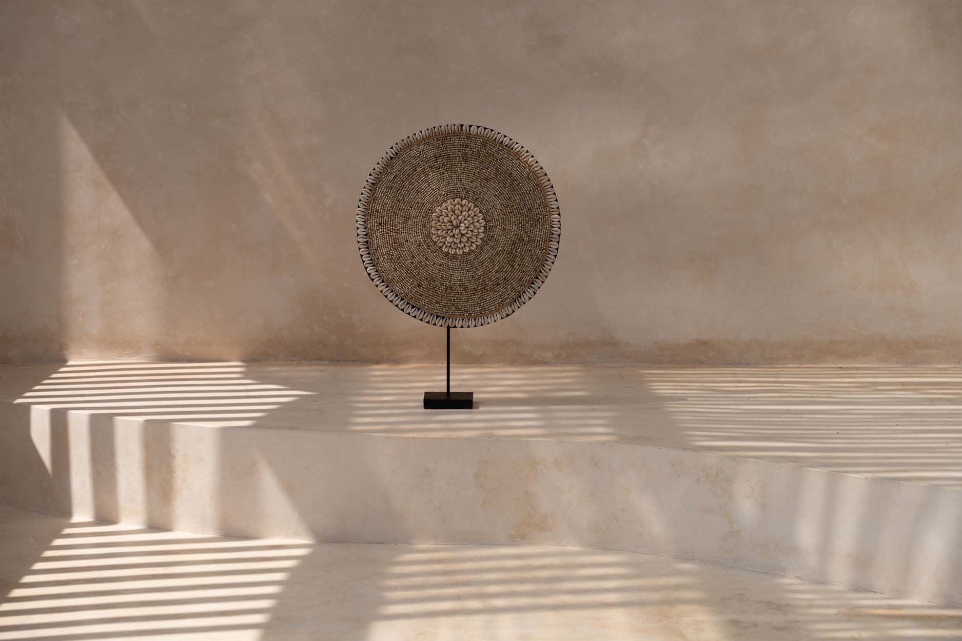 De Shell Guadeloupe on Stand - Natural White