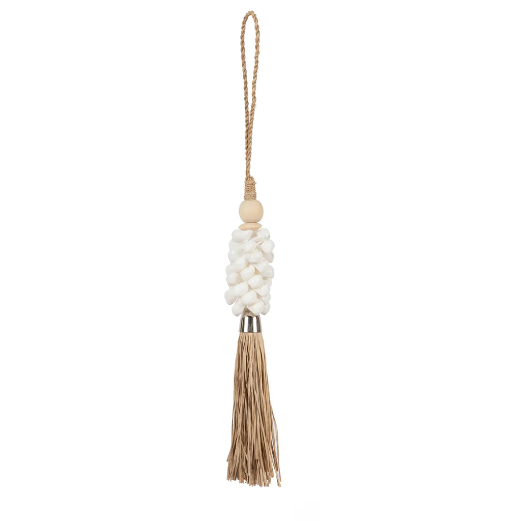 De White Shell en Raffia Hangdecoratie