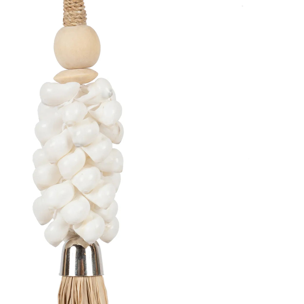 De White Shell en Raffia Hangdecoratie