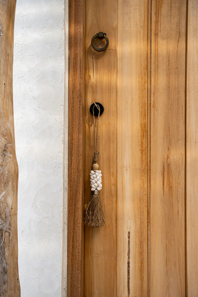 De White Shell en Raffia Hangdecoratie