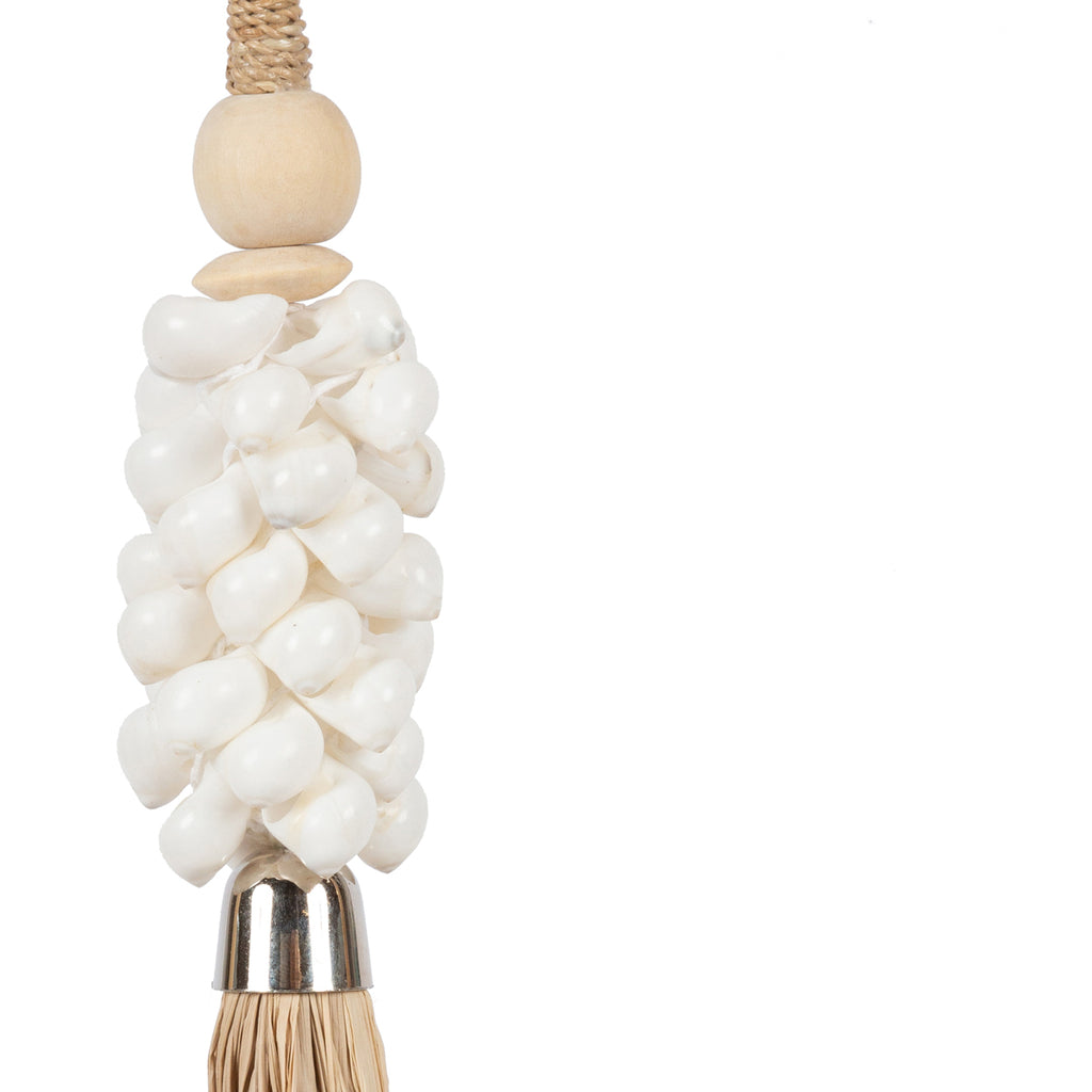 De White Shell en Raffia Hangdecoratie