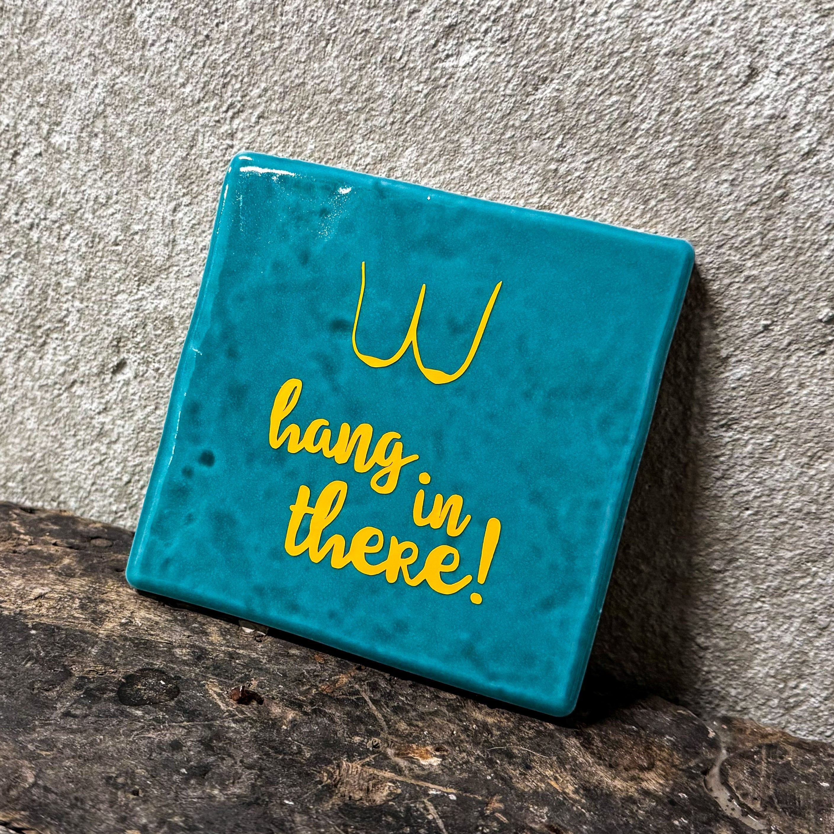 Label2X Tegeltje hang in there! woonaccessoires homedecoratie