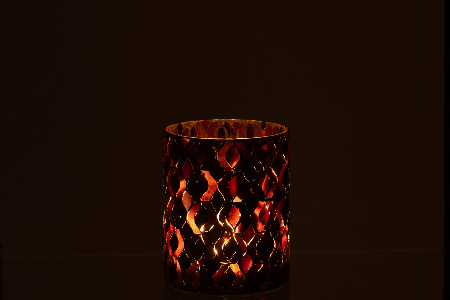 Patroon van glas met donkerroze kleine hurricane.