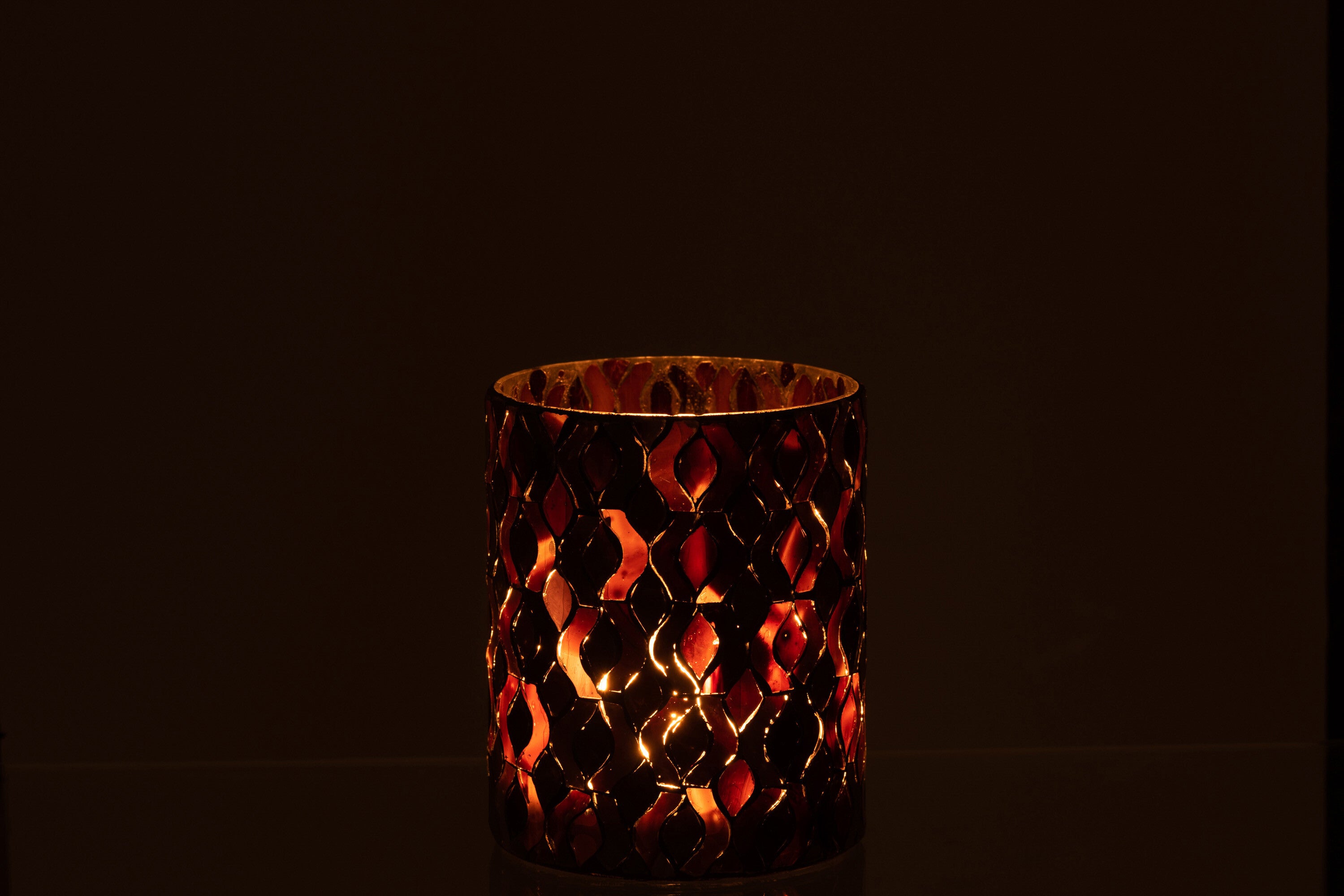 Patroon van glas met donkerroze kleine hurricane.