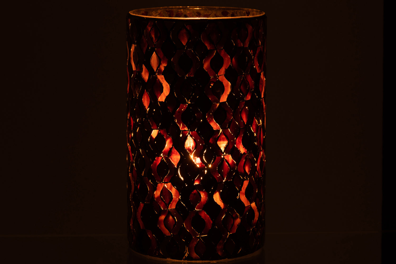 Patroon van glas met donkerroze grote orkaan.