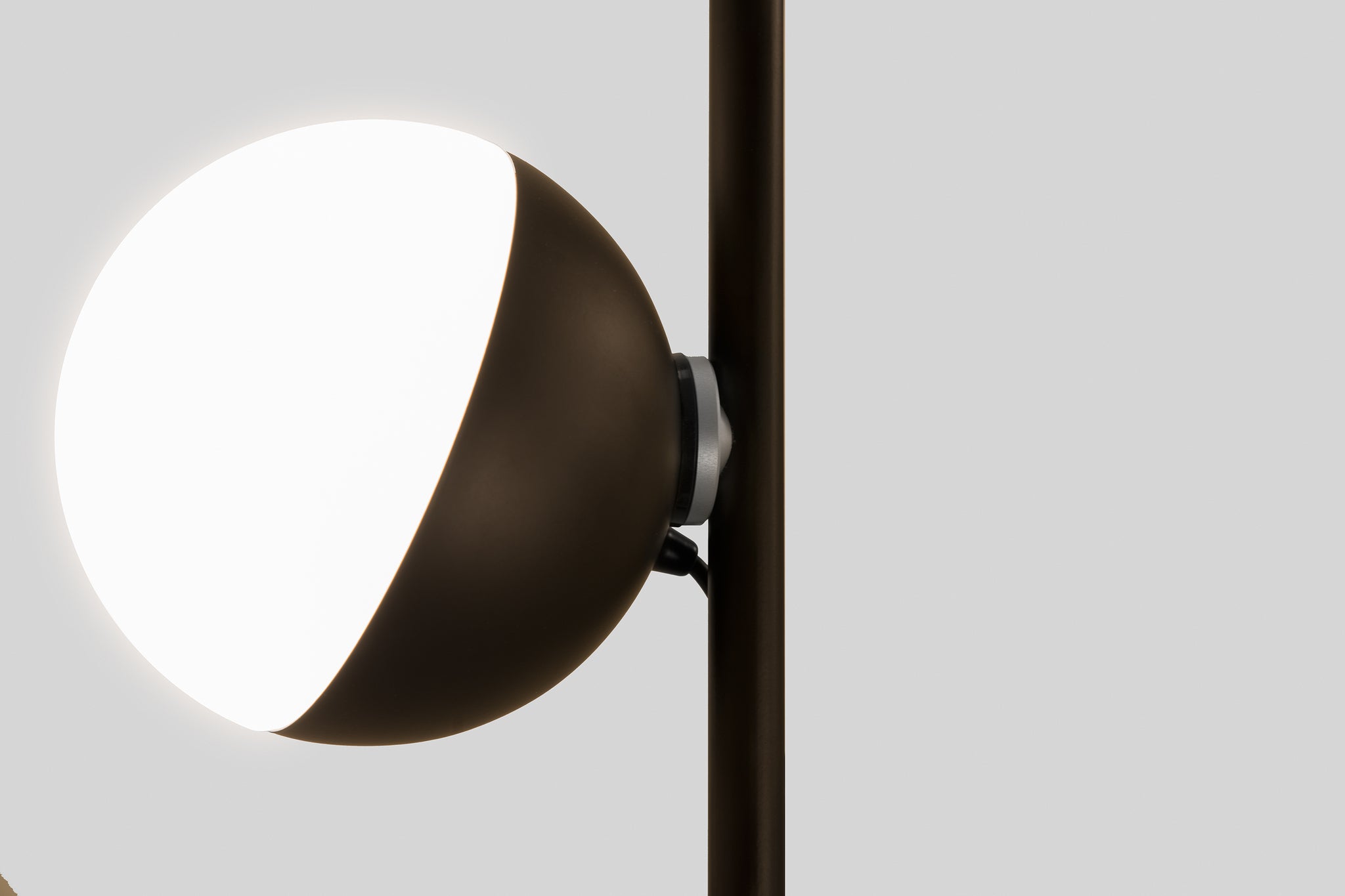Half-vloerlamp 2 Half @ 16 cm, zwart met structuur