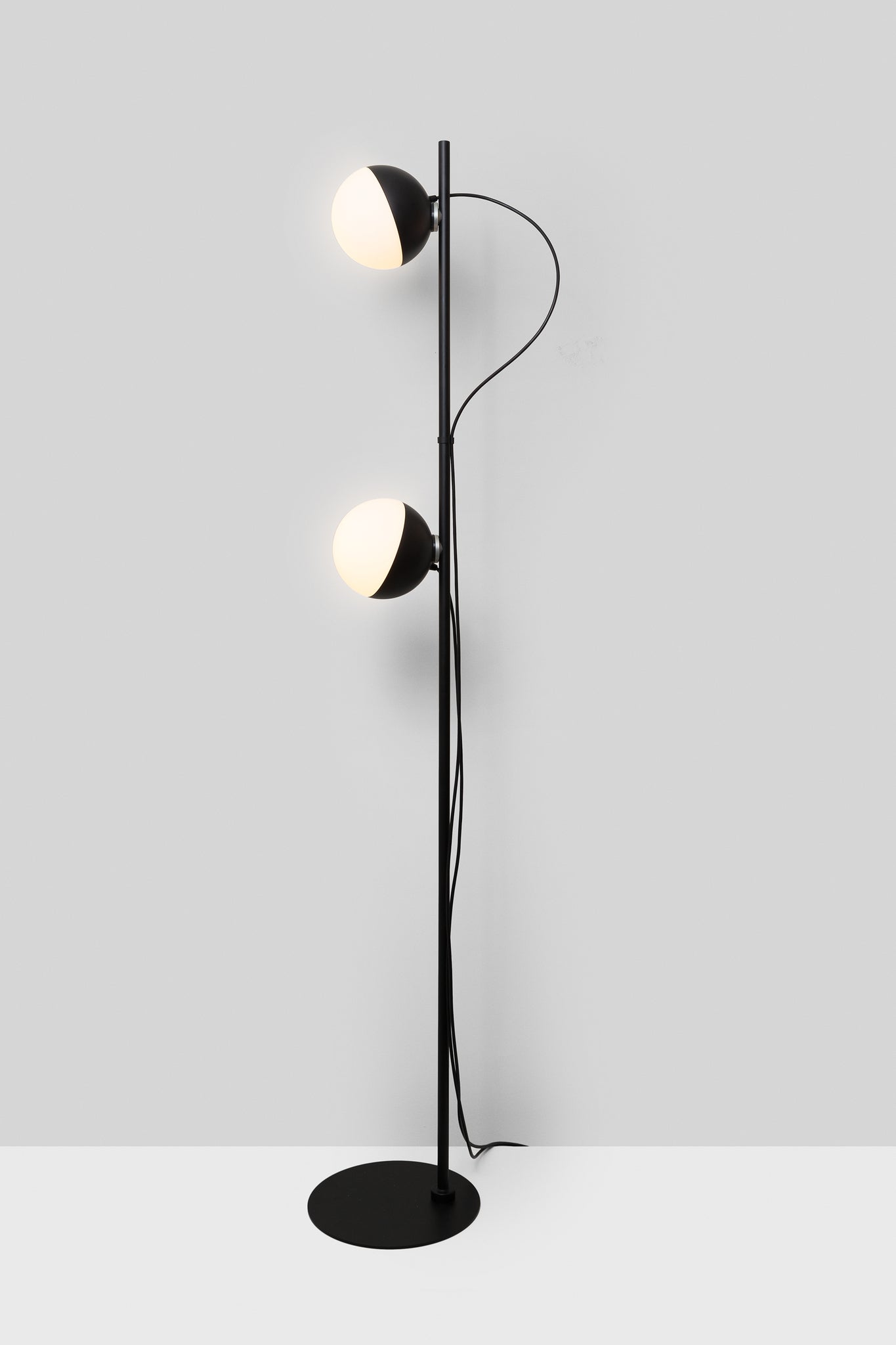 Half-vloerlamp 2 Half @ 16 cm, zwart met structuur