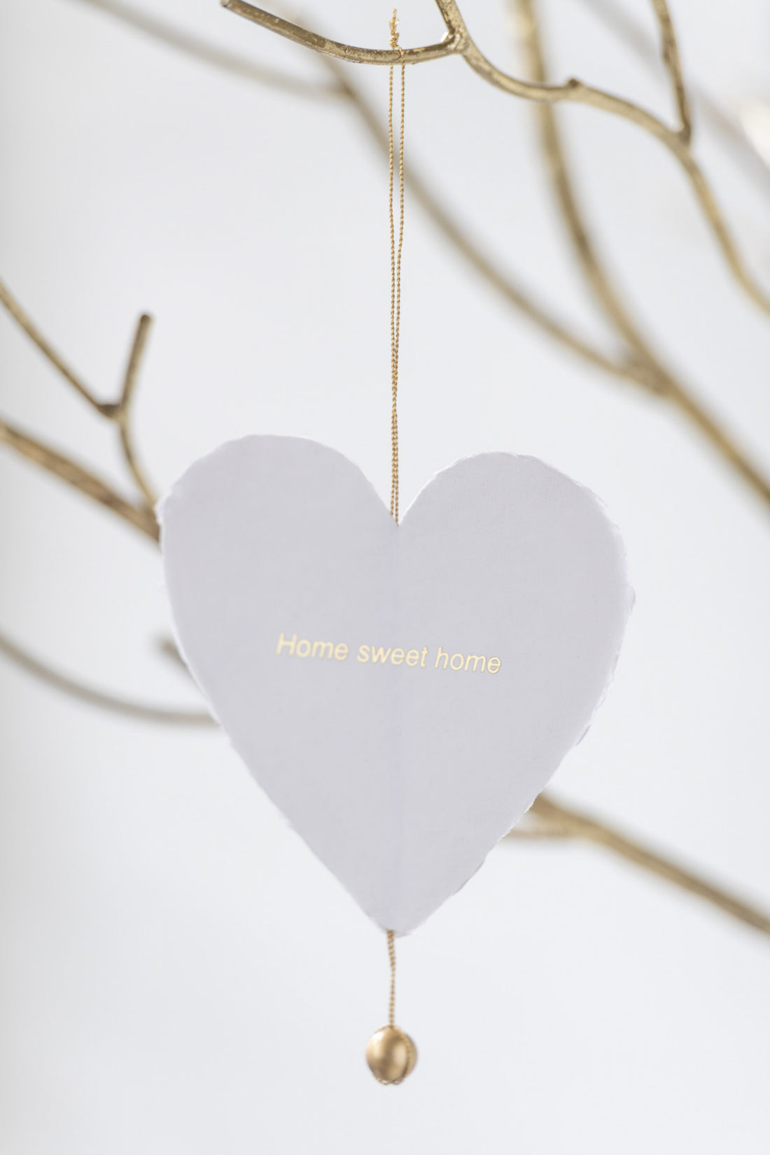 Pakket van 4 hanger hart met 4 soorten tekst katoen mache wit met goud.