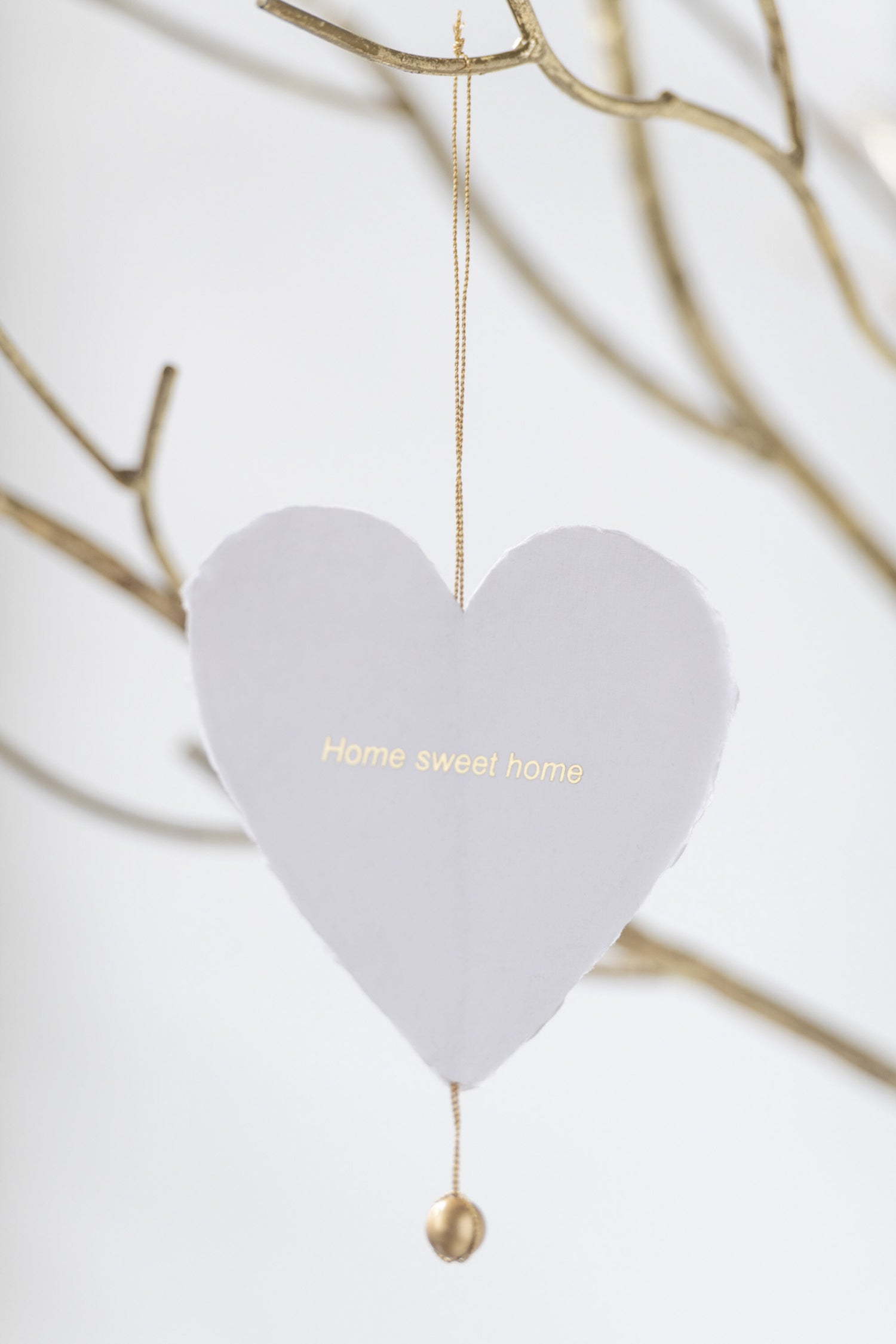 Pakket van 4 hanger hart met 4 soorten tekst katoen mache wit met goud.