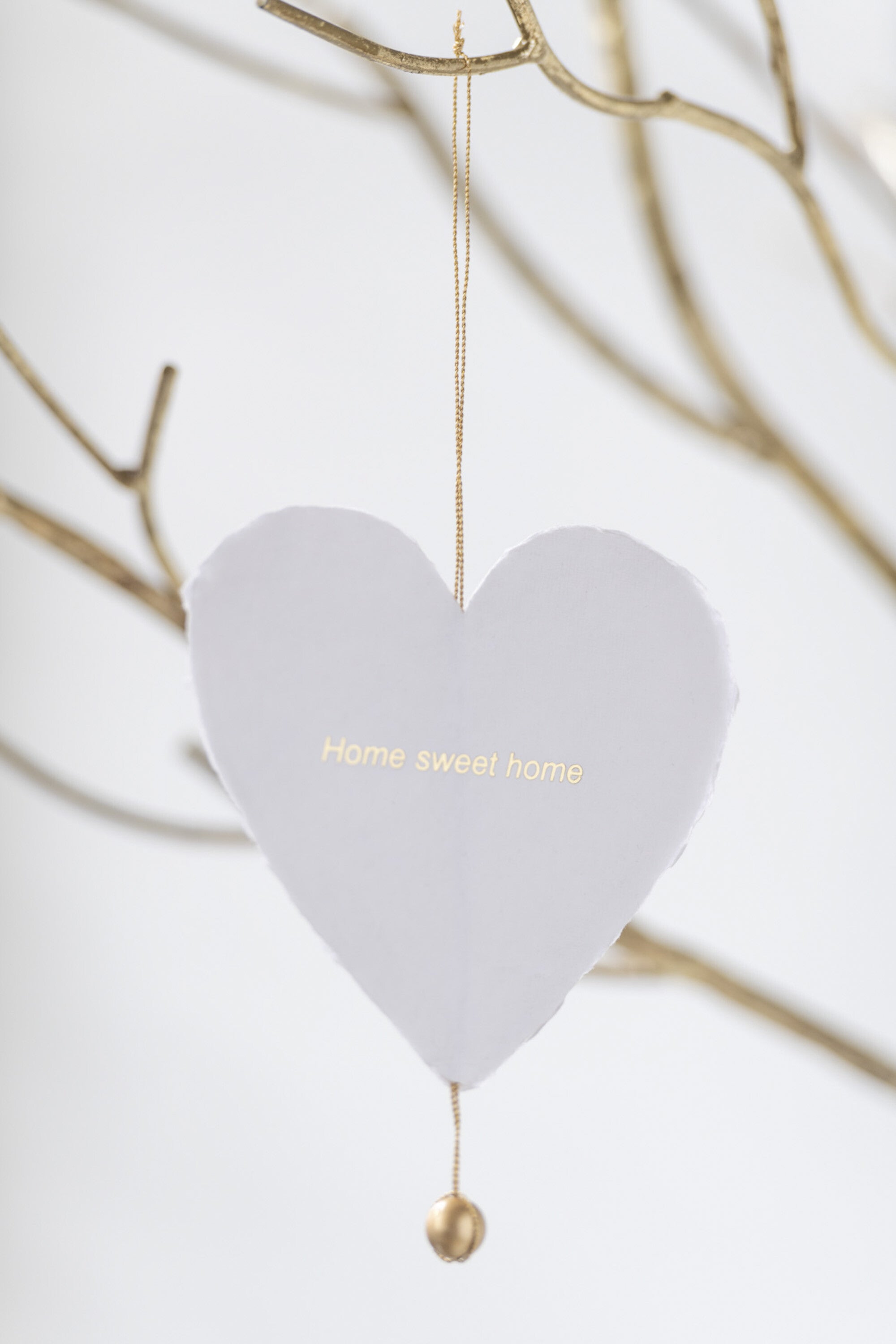 Pakket van 4 hanger hart met 4 soorten tekst katoen mache wit met goud.