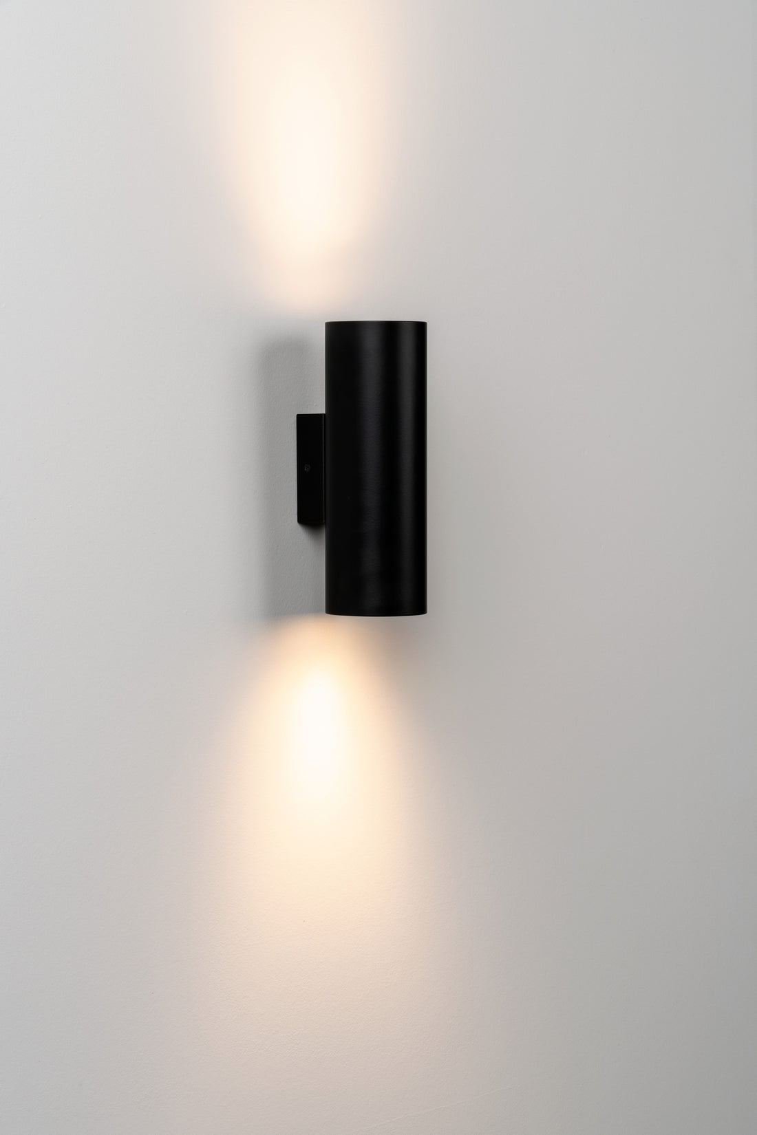 Kronn wandlamp 2x GU10 gestructureerd zwart