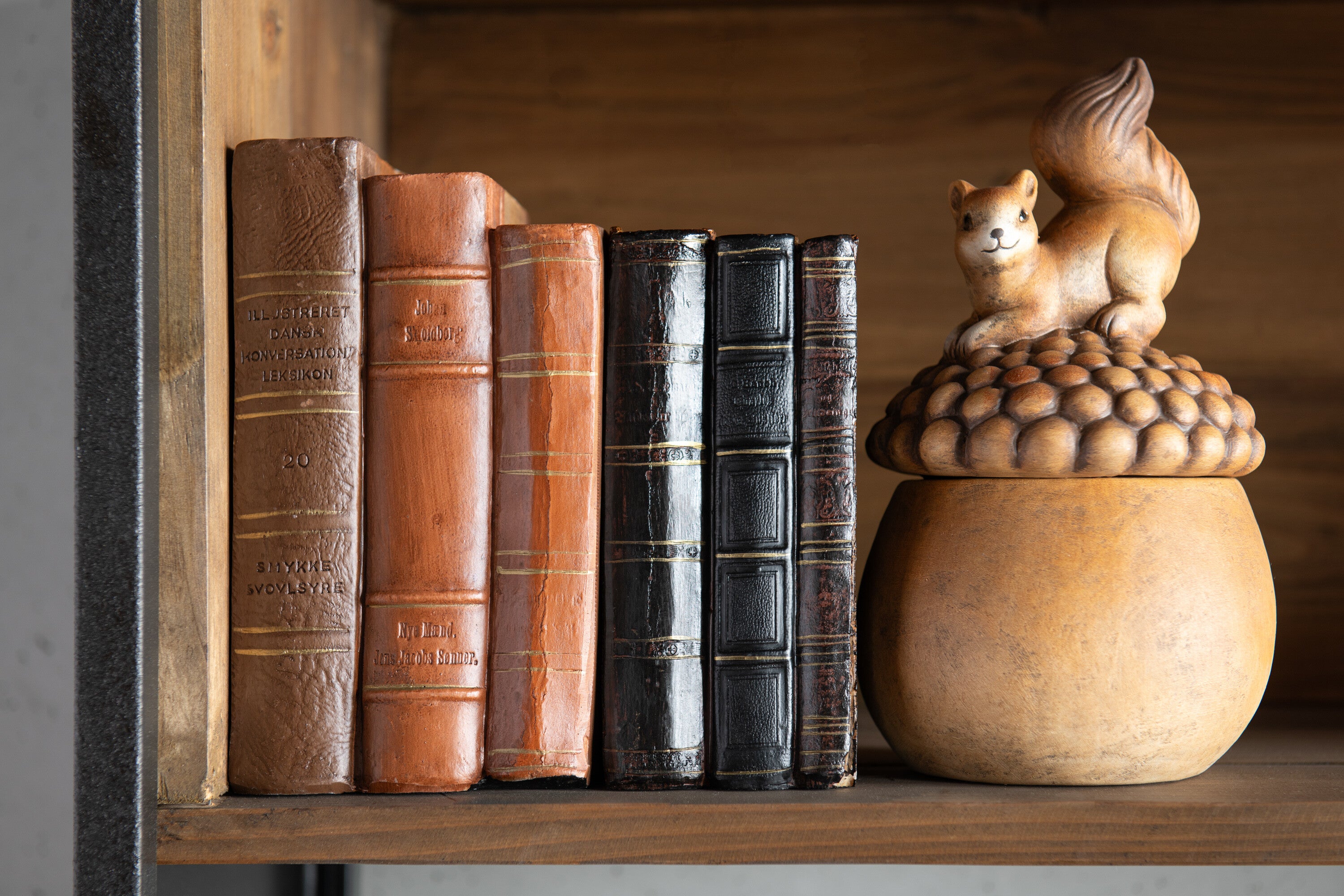 Vogel+Eekhoorn Op Eikel Porselein Bruin Groot Assortiment Van 2