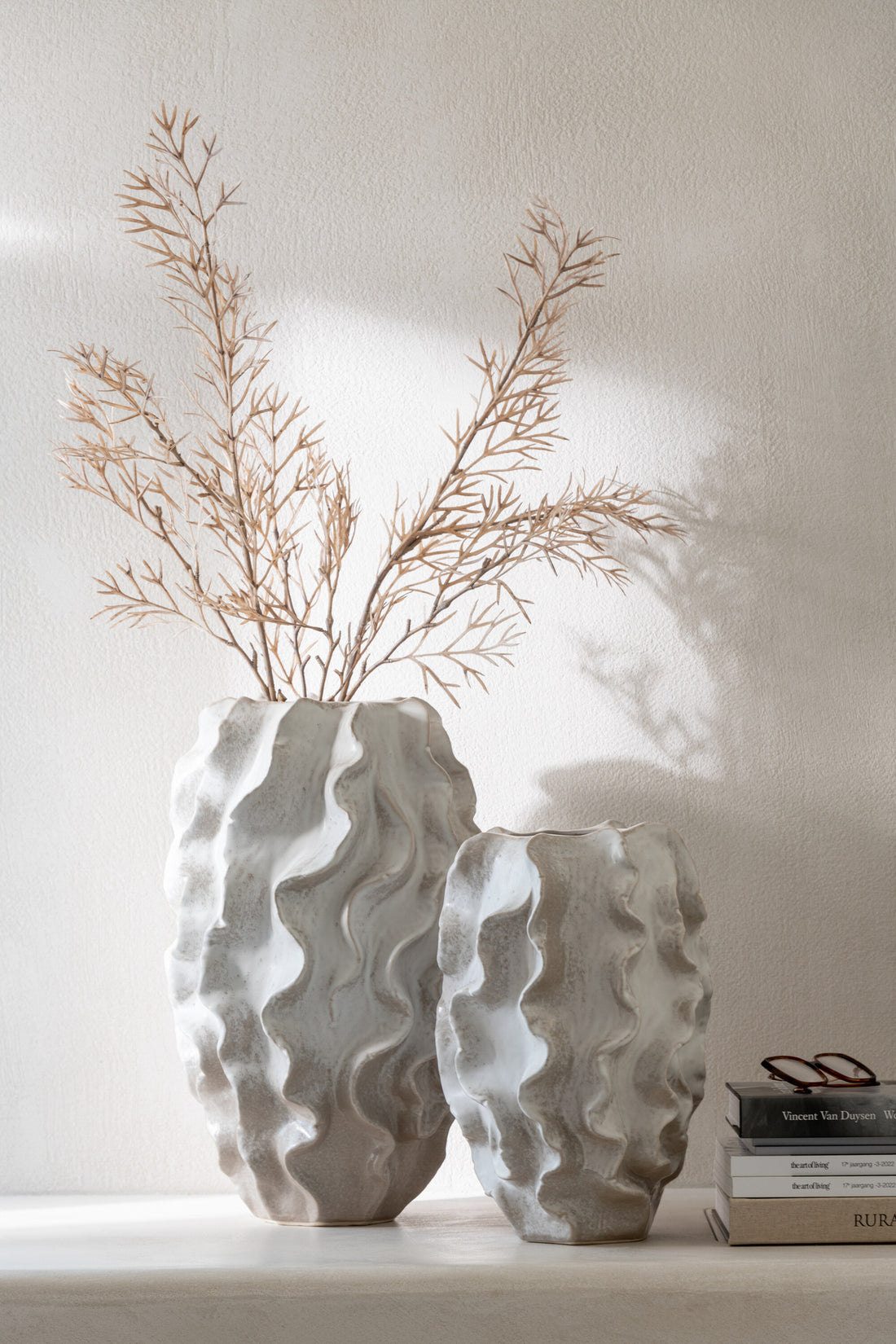 Kleine Vaas in Klei-Beige met Abstracte Golven