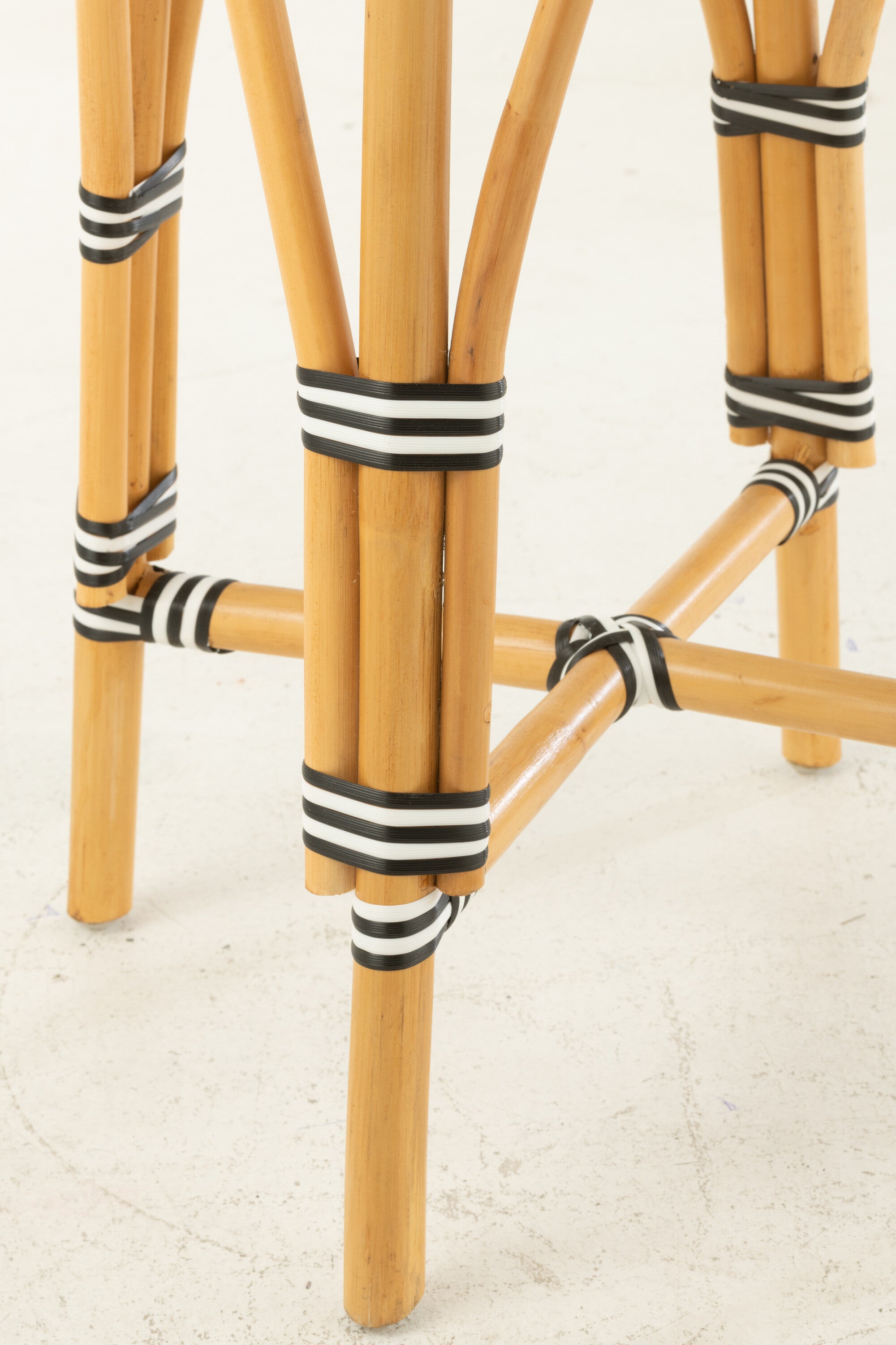 Kruk Rotan Zwart/Wit Groot