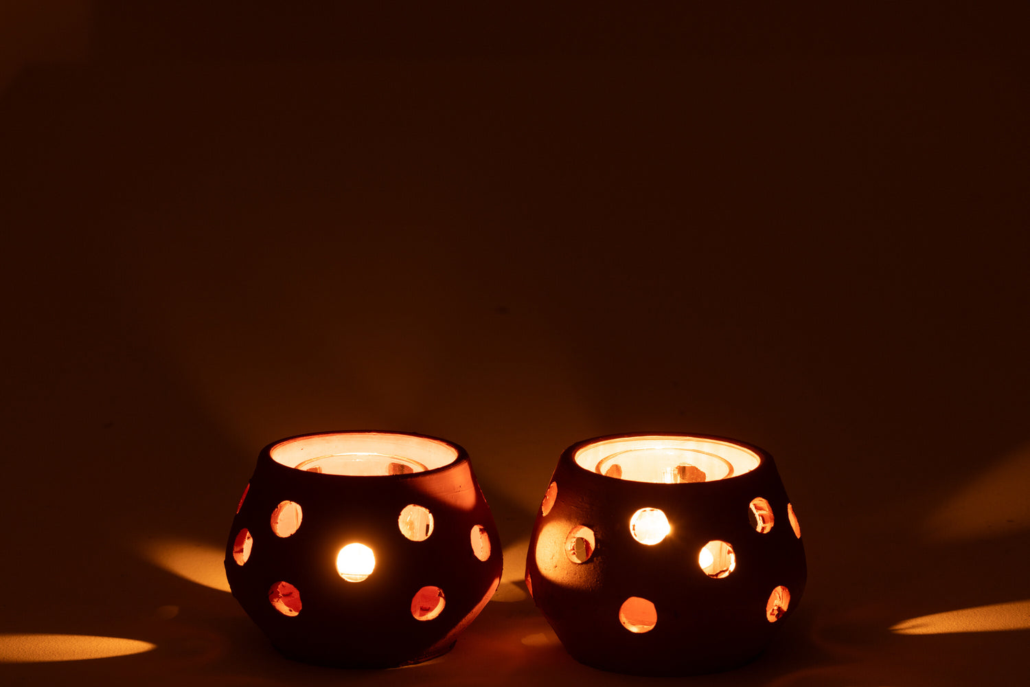 Theelichthouder Gaia rond klei/glas rood/bruin assortiment van 2