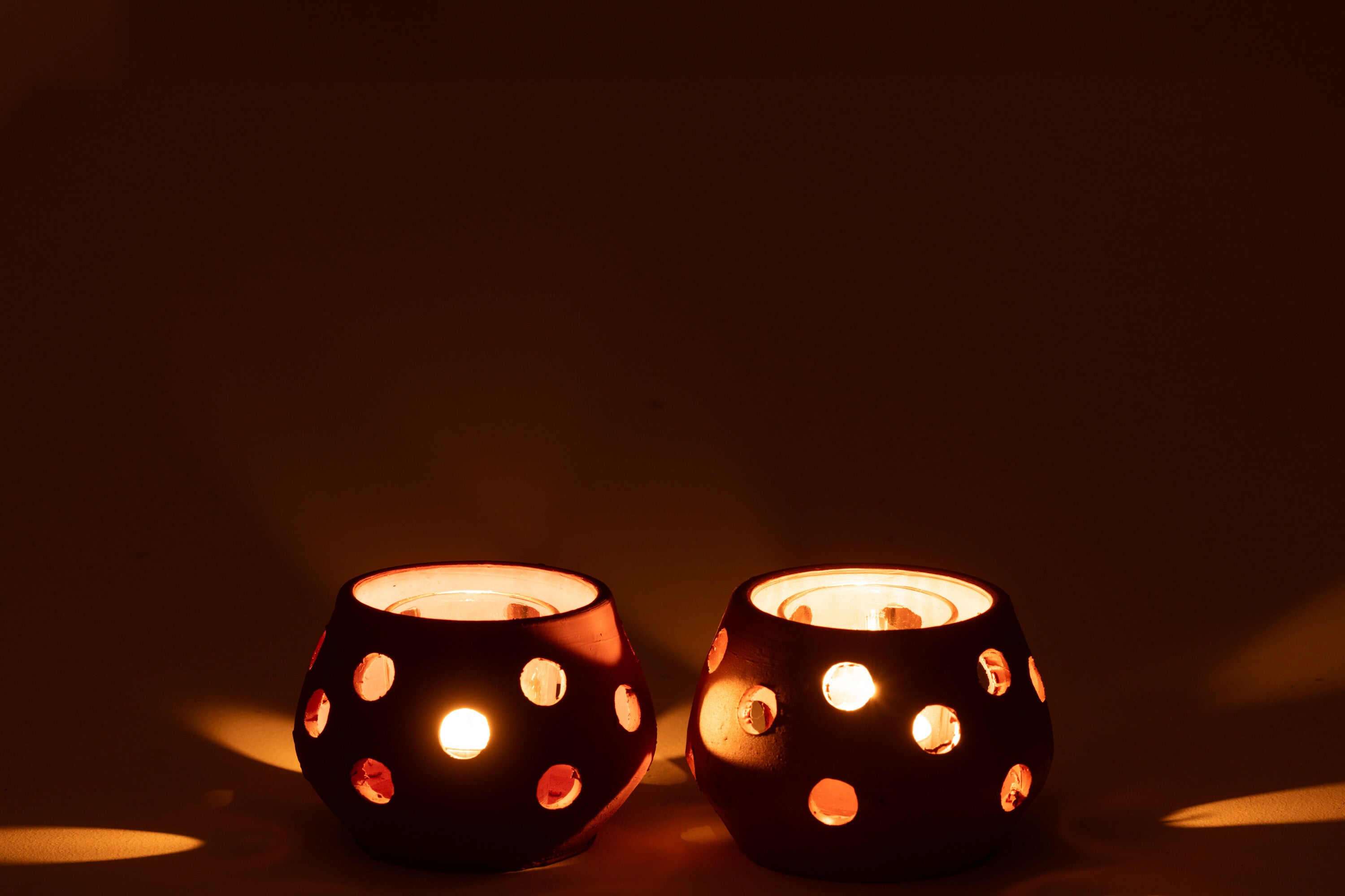 Theelichthouder Gaia rond klei/glas rood/bruin assortiment van 2