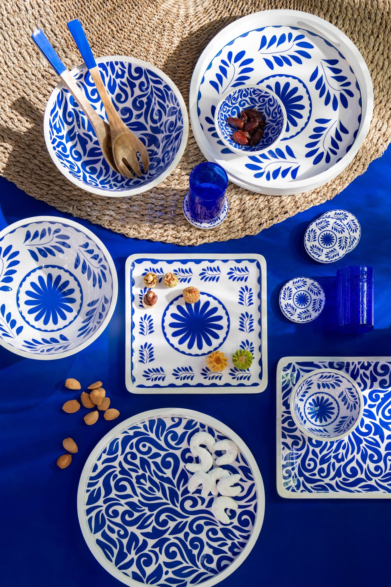 Set van 4 onderzetters bloemenpatroon mangohout blauw/wit