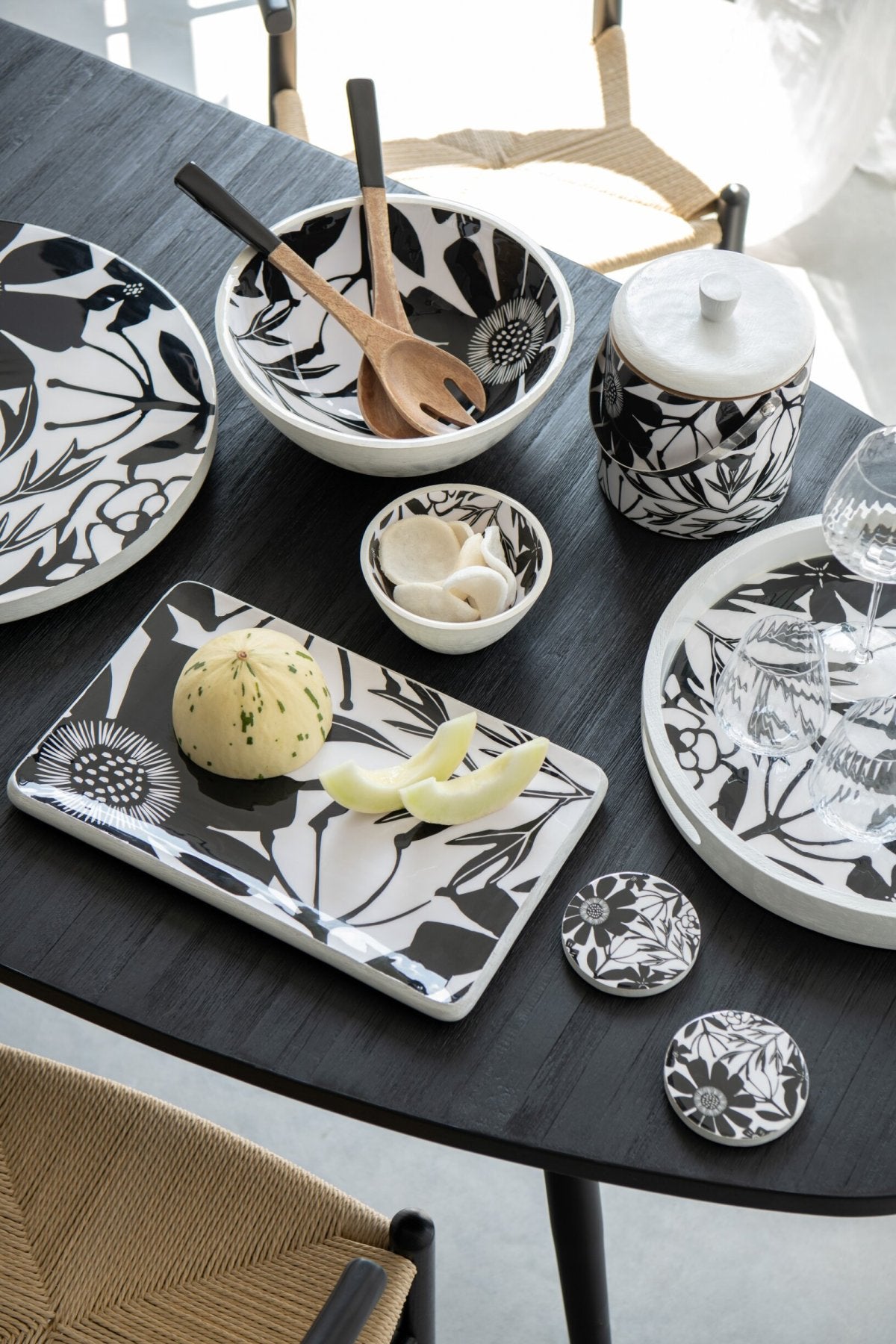 Tray Round With Handles Floral Pattern Mango Wood Black/White