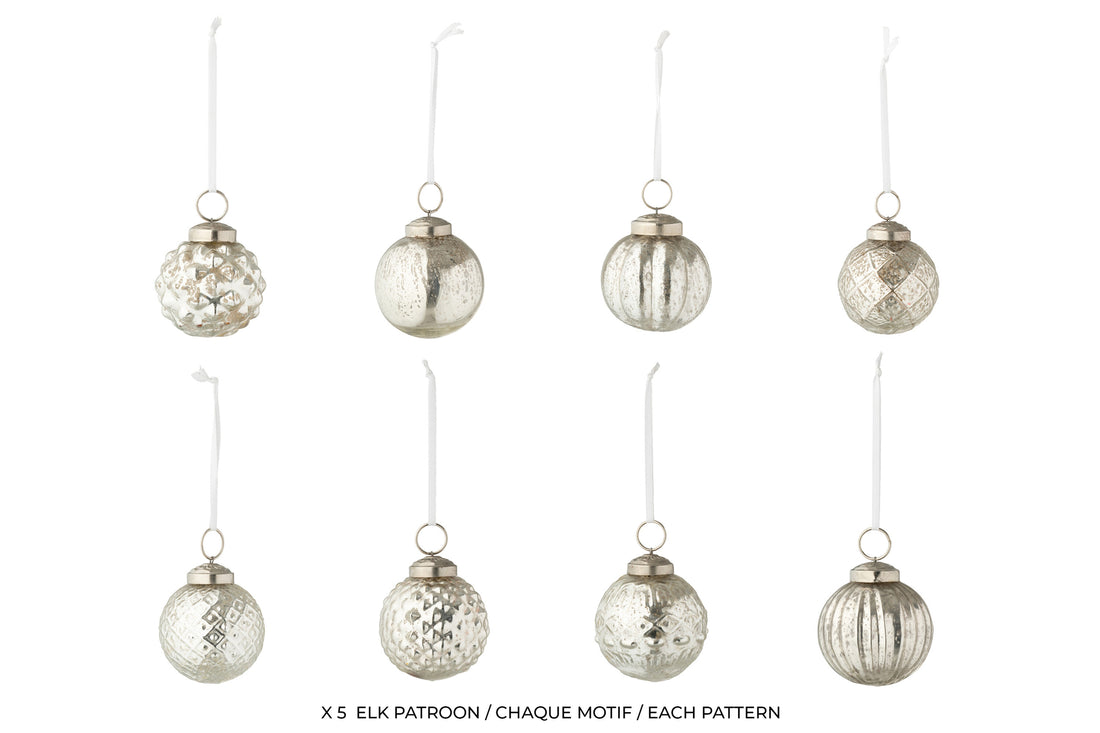 Doos van 40 kerstballen 8 patronen glas zilverkleurig