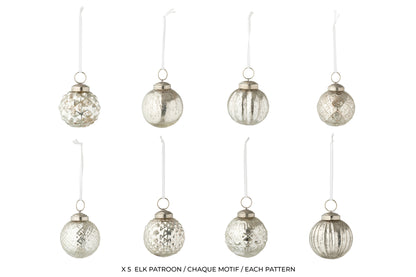 Doos van 40 kerstballen 8 patronen glas zilverkleurig