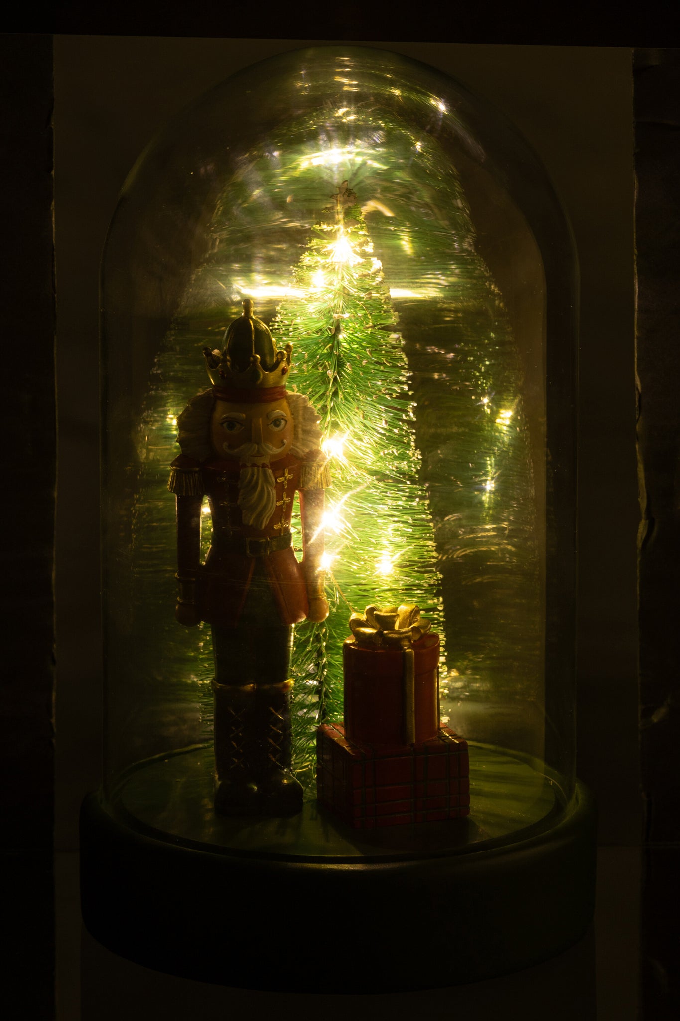 Decoratieve stolp met LED-notenkraker + boom + cadeaus limoengroen kerst rood/donkergroen
