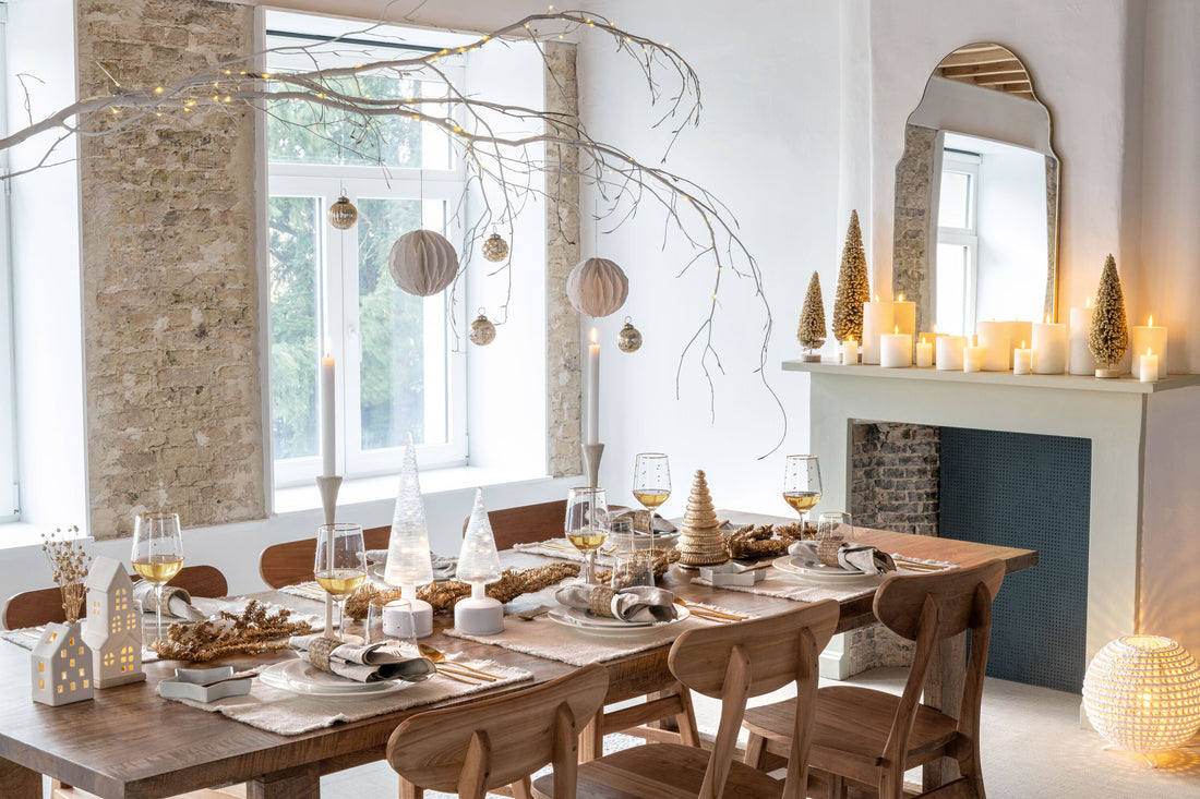 Kerstboom op metalen/papieren voet wit klein