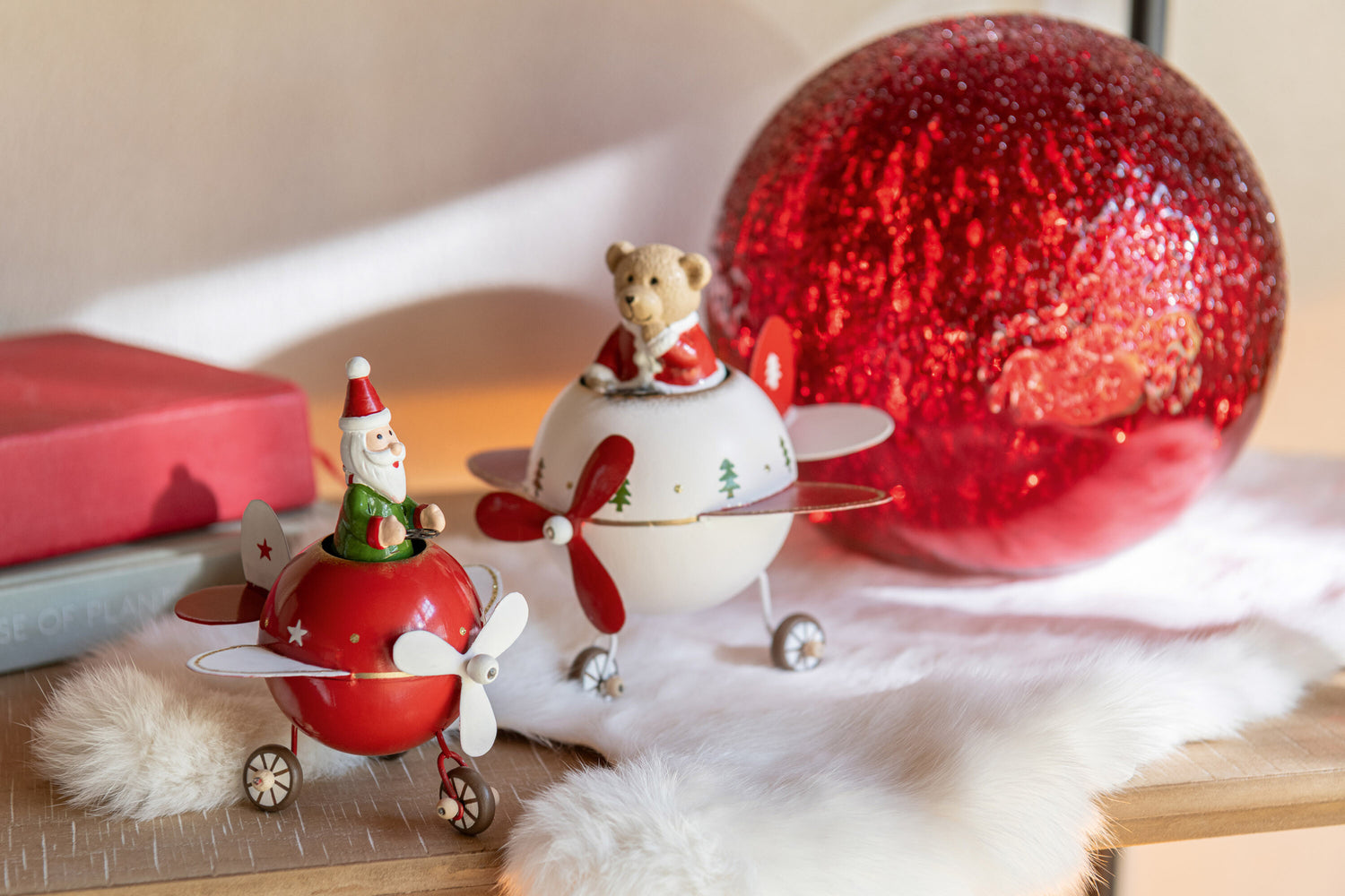 Rendier + Kerstman In Vliegtuig Metaal Kerst Rood/Wit Kleine Assortiment Van 2