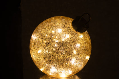Kerstbal met LED-verlichting van glas in goudkleurig medium.