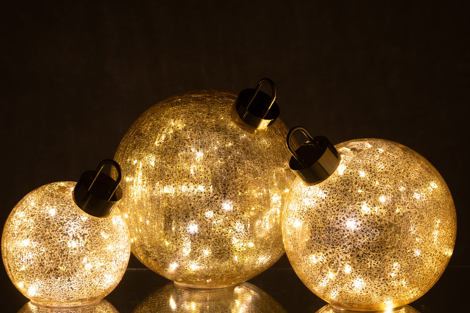 Kerstbal met LED-verlichting van glas in goudkleurig groot.
