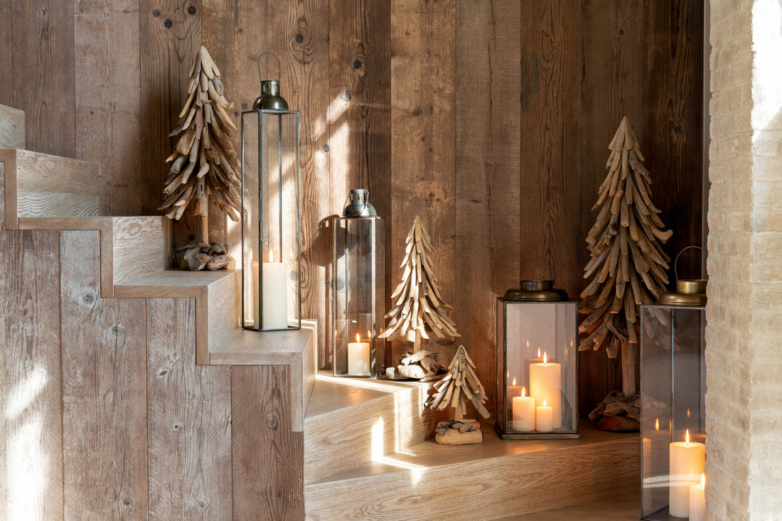 Kerstboom op houten basis stukken drijfhout natuurlijk medium