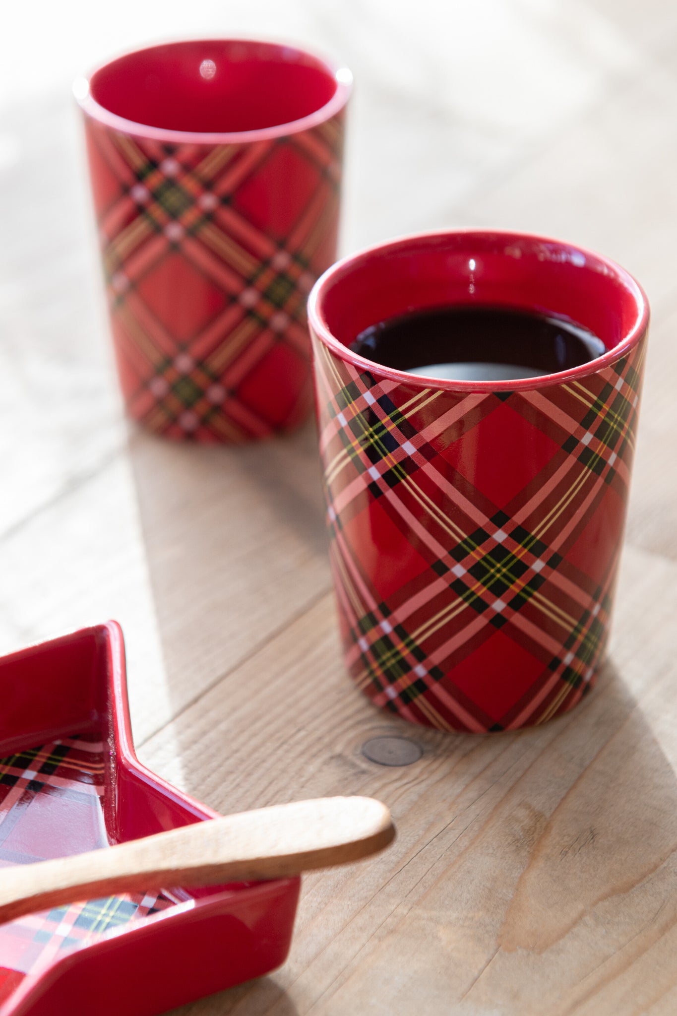 Doos met 2 bekers geruite keramiek rood